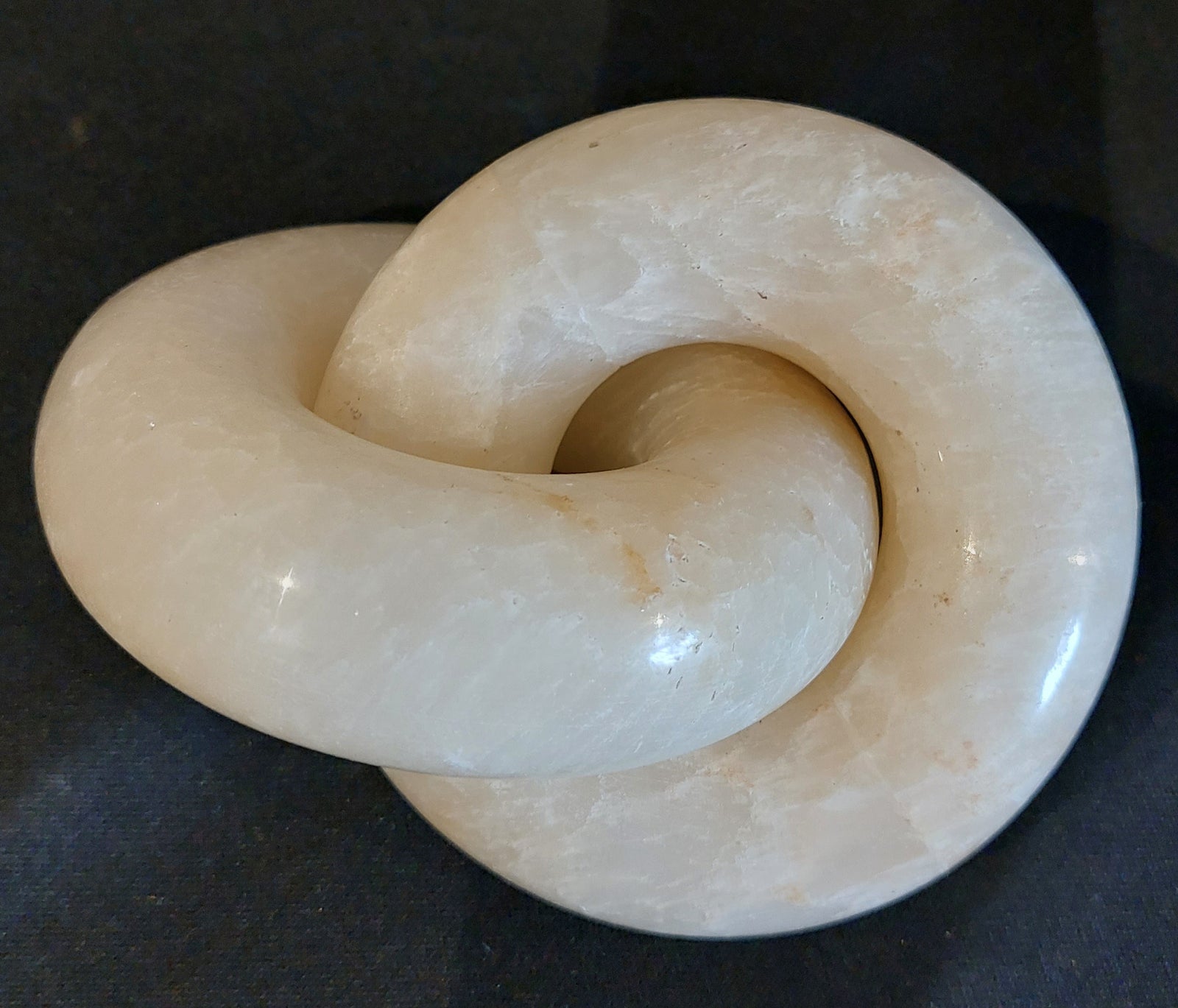 Solid onyx decorative chain-link ornament with natural veining