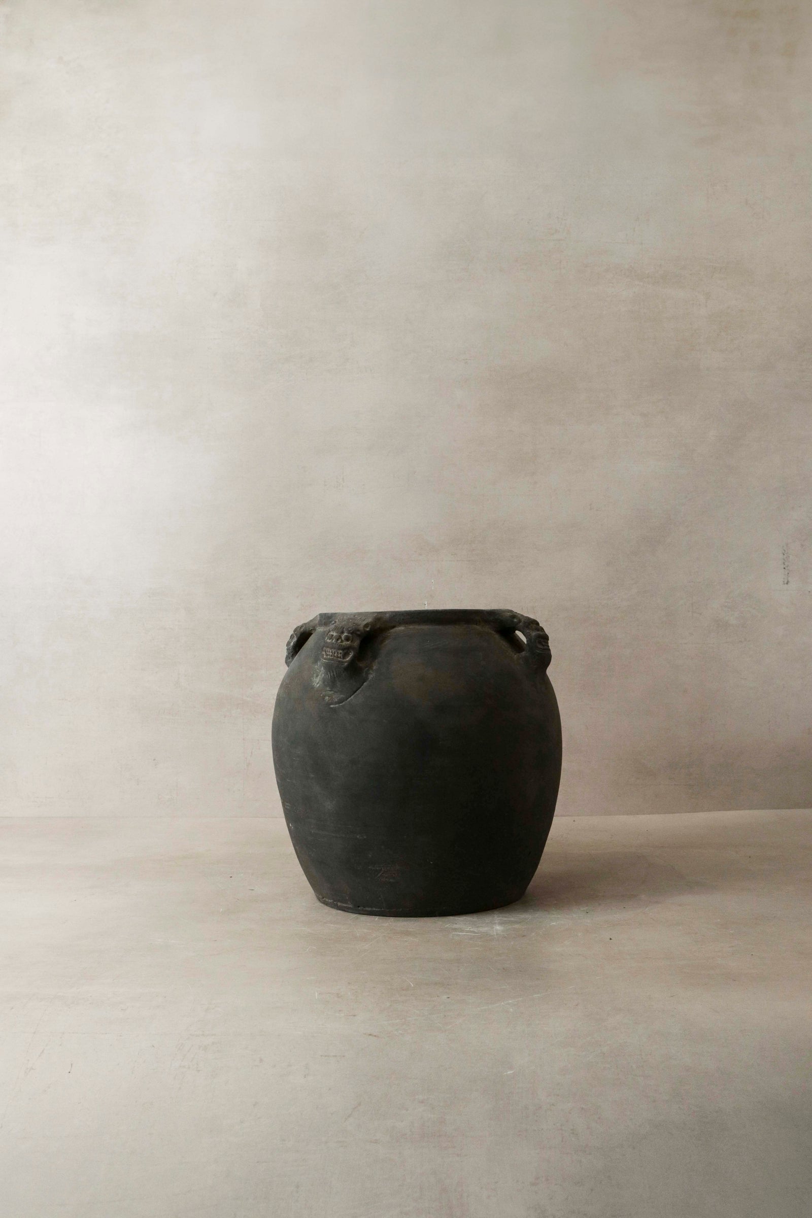 Vintage Lion Ears Dark Pot - De4.2