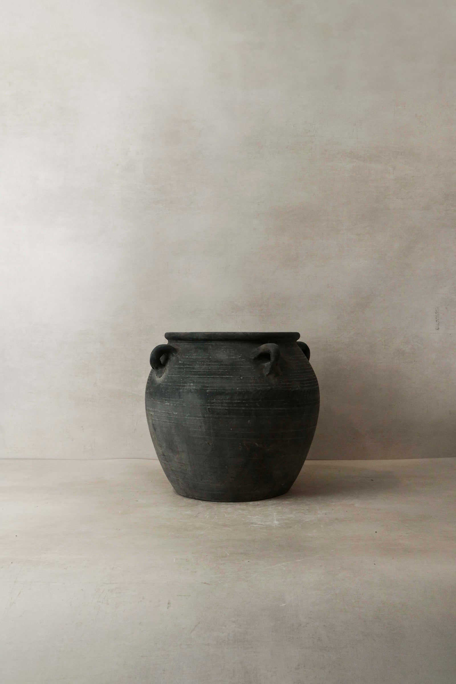 Vintage Dark pot with ears - E4.1