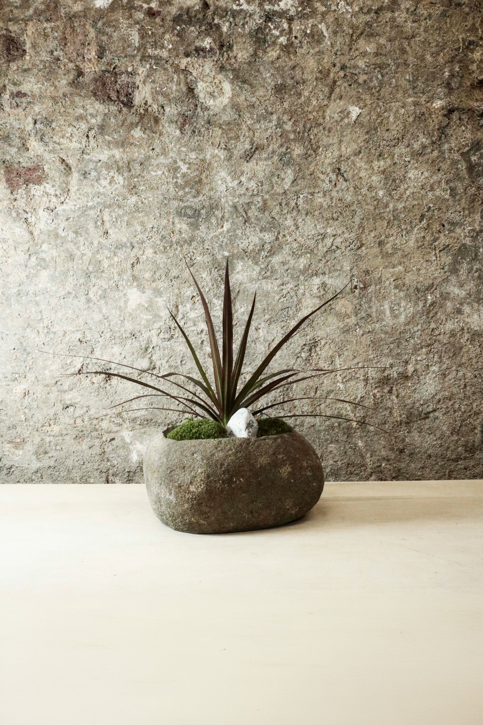 Indo riverstone planter — detail of the natural stone