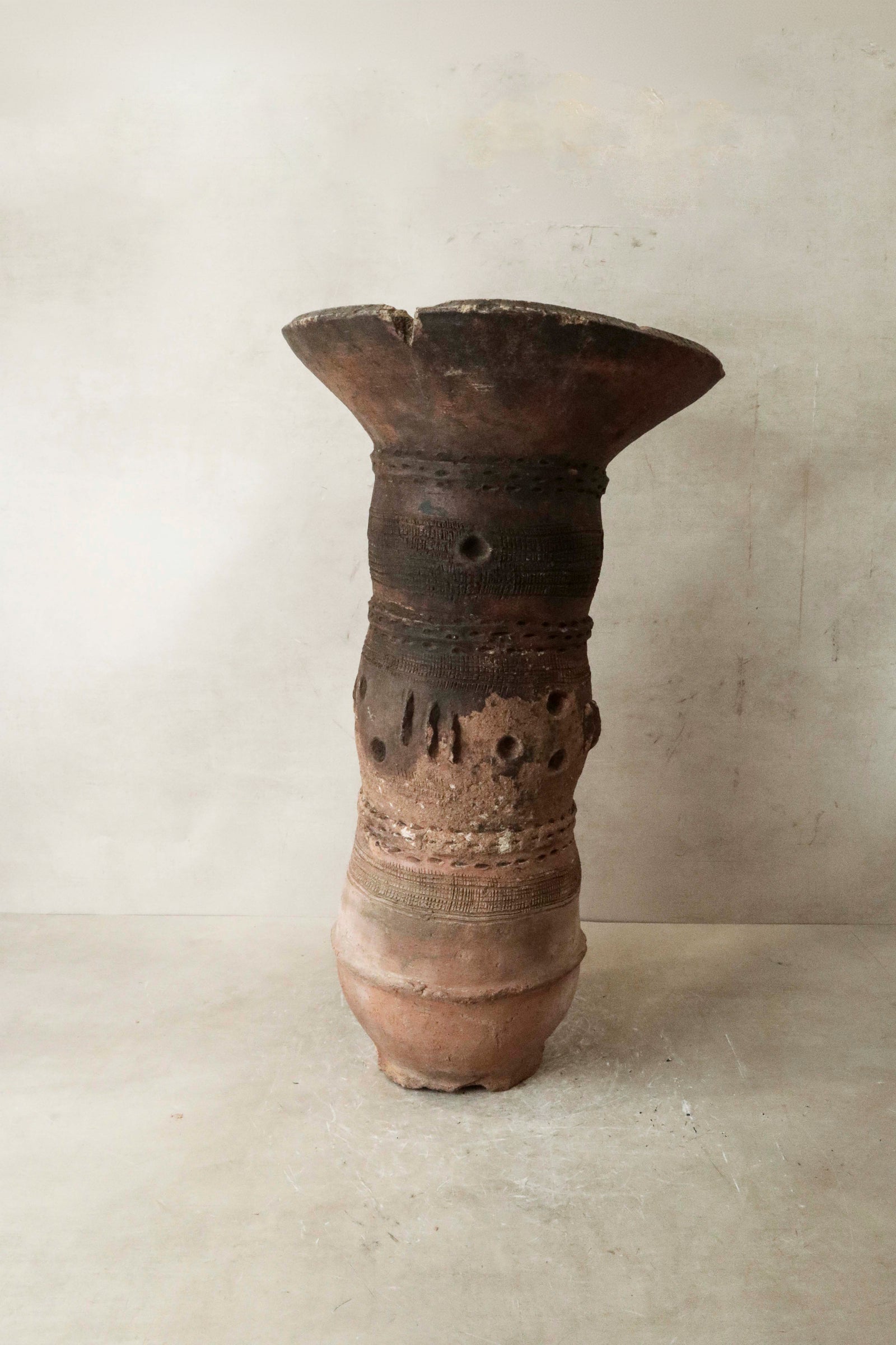 Terracotta Nupe pot stand — detail of the ringed trunk