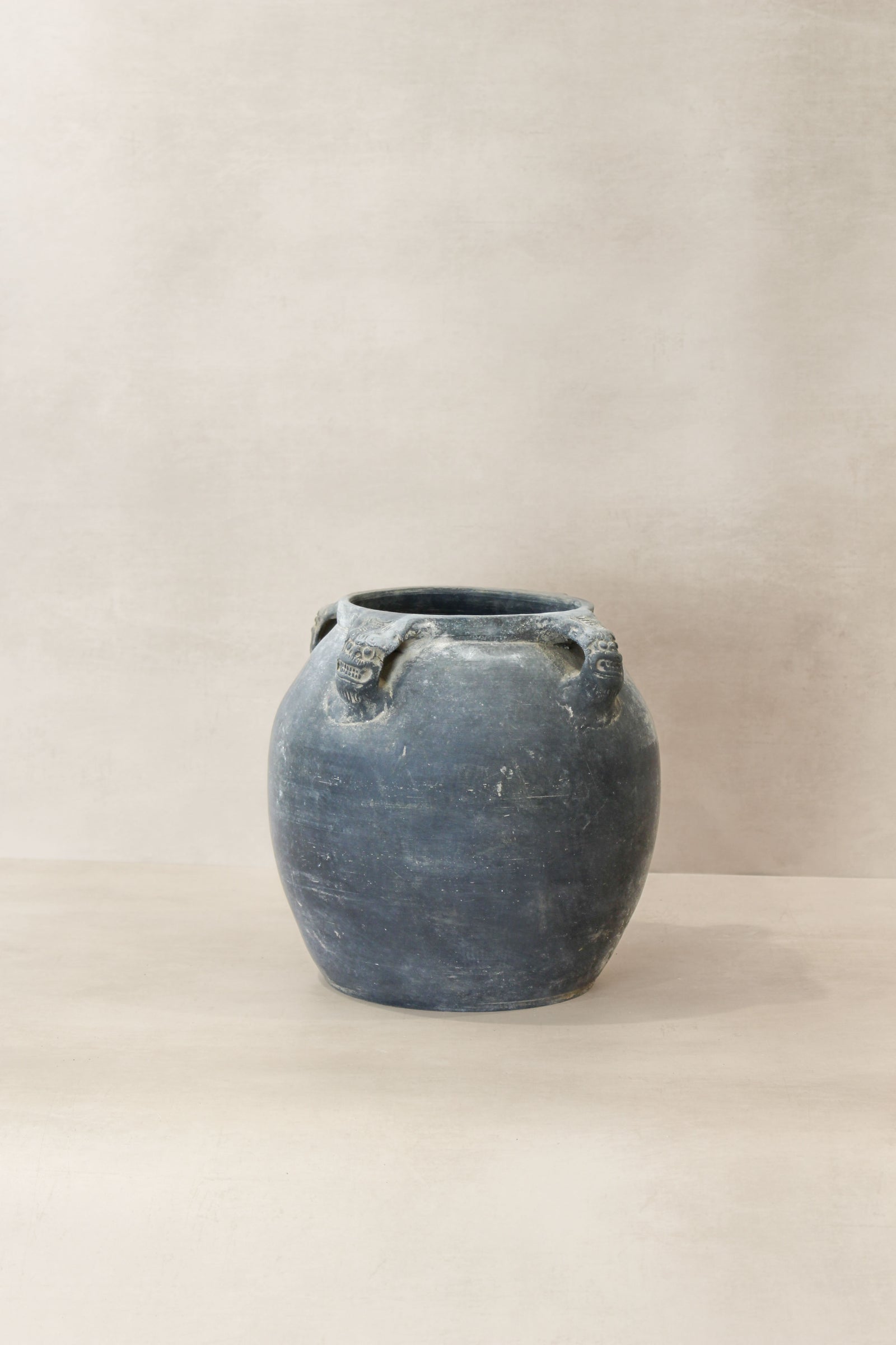 Vintage Lion Ears Dark Pot - De04