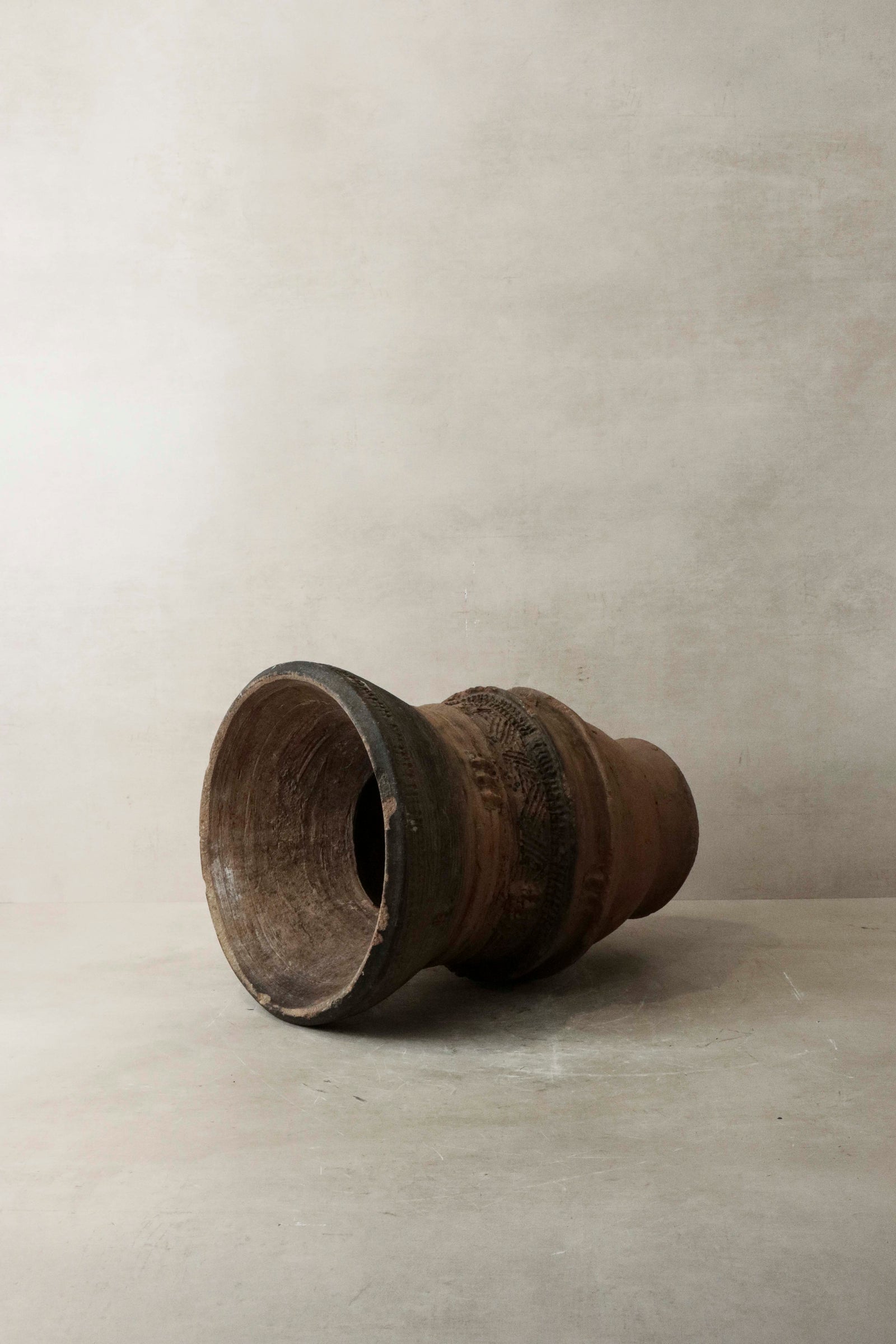 Terracotta Nupe pot stand, Nigeria — side view