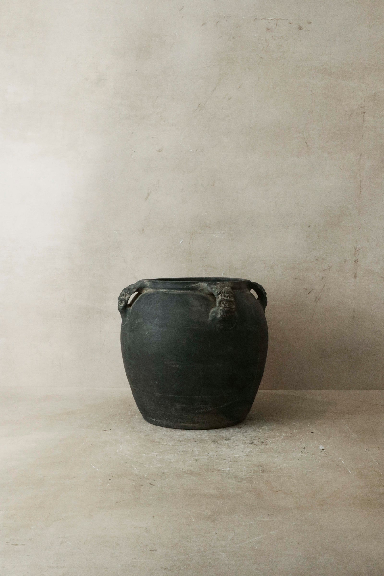 Vintage Lion Ears Dark Pot - De4.6