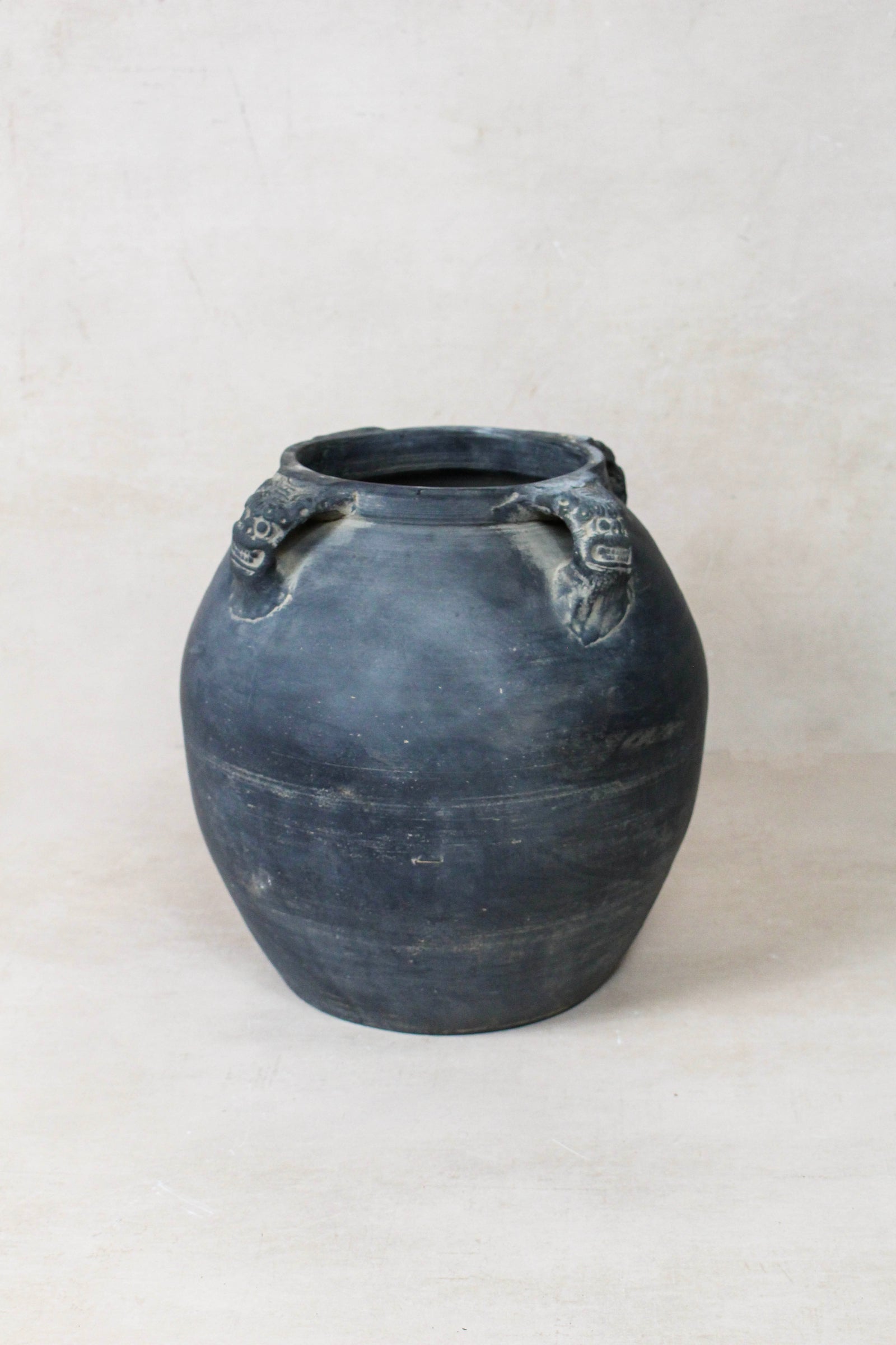 Vintage Lion Ears Dark Pot - DE.19