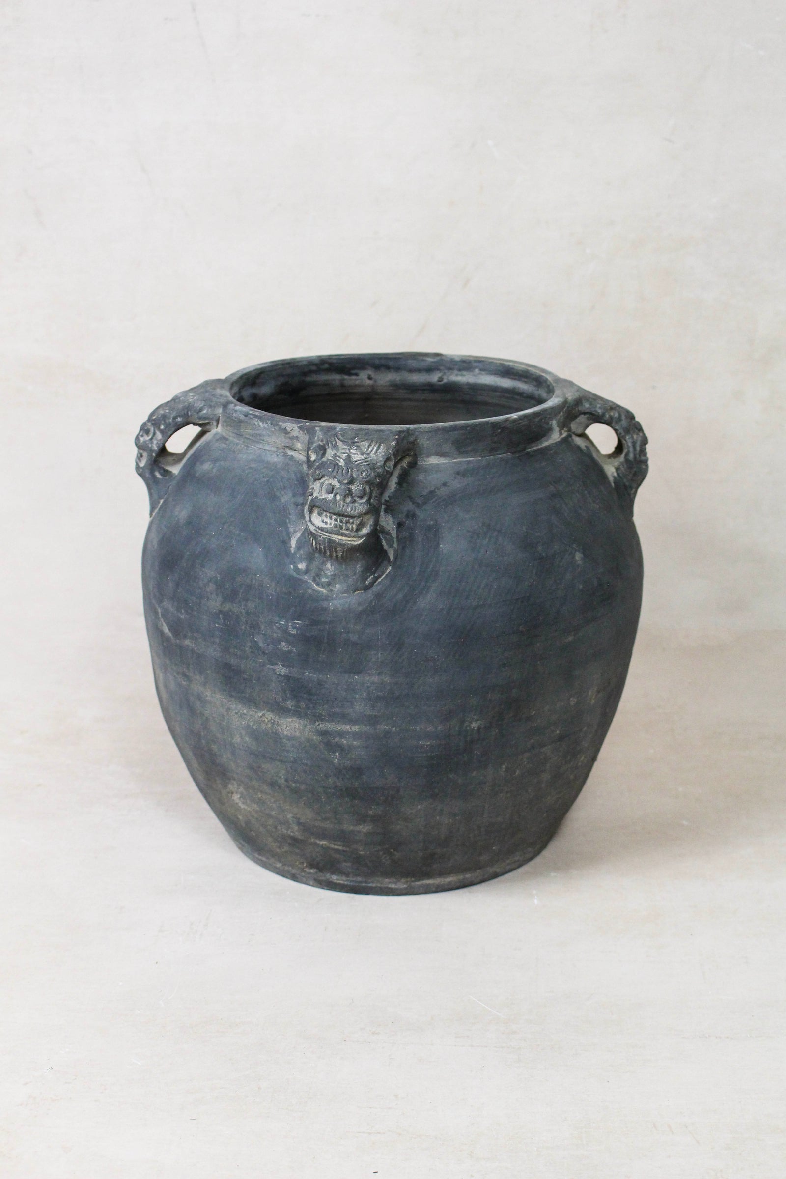 Vintage Lion Ears Dark Pot - DE.22