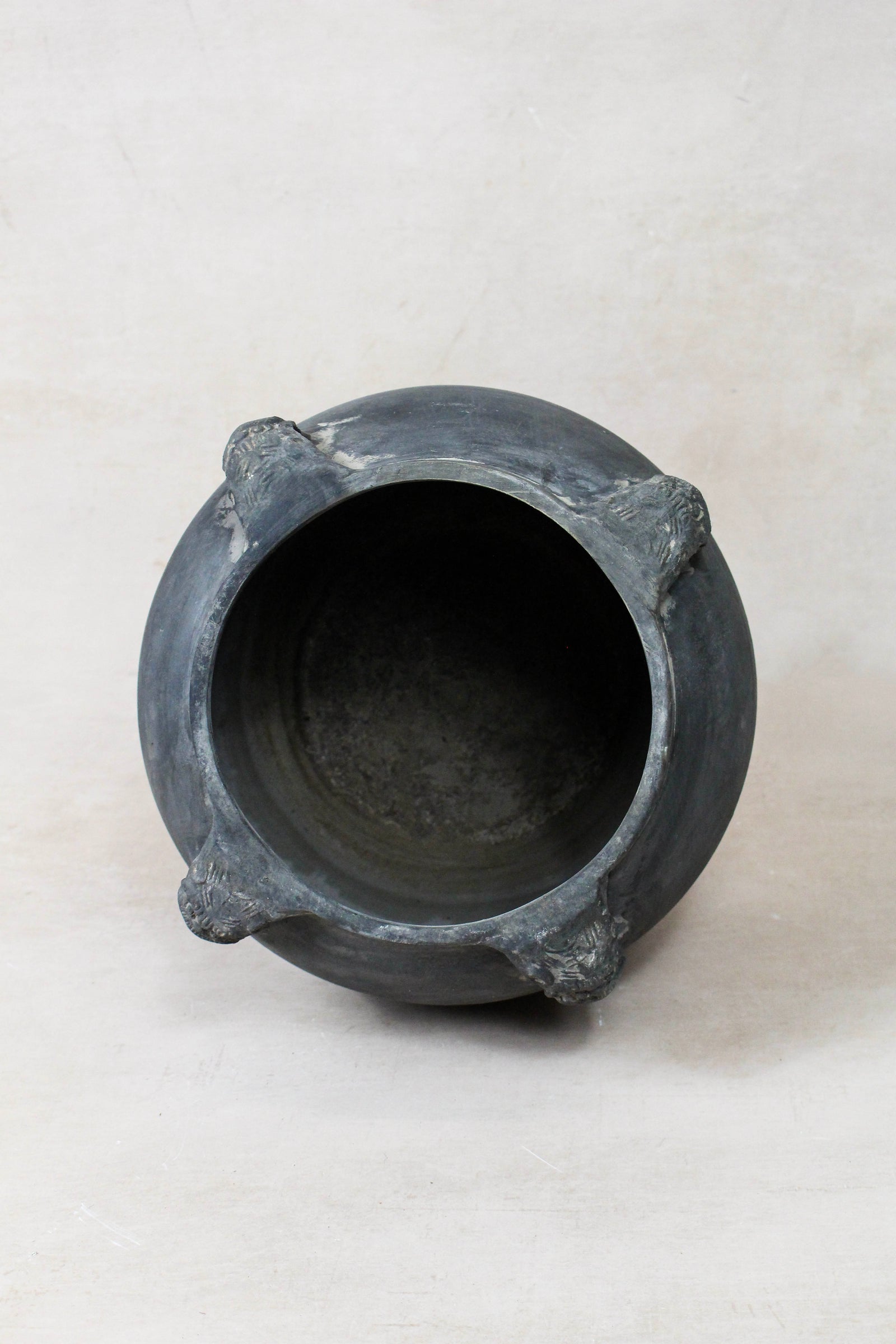 Vintage Lion Ears Dark Pot - DE.22