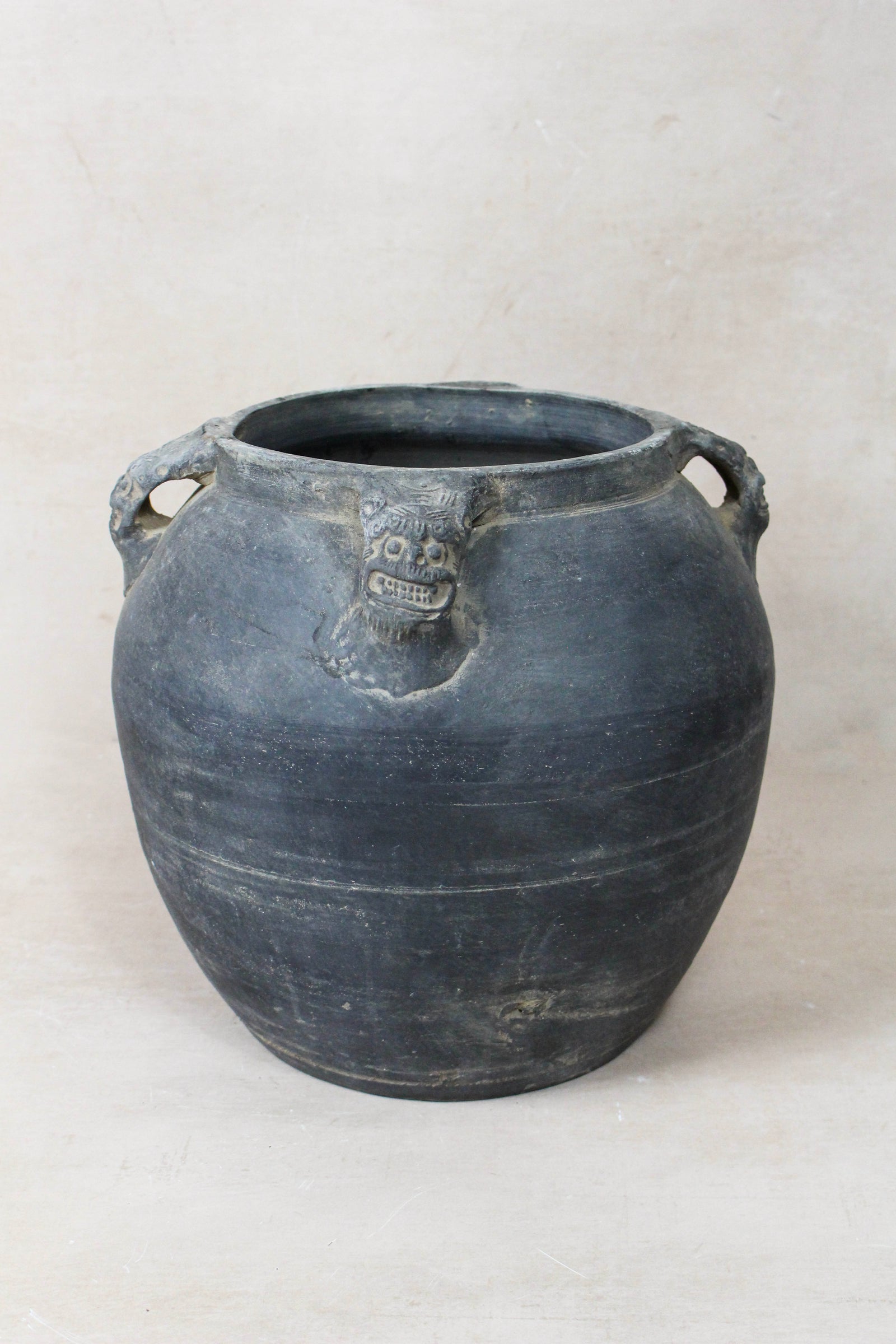 Vintage Lion Ears Dark Pot - DE.25