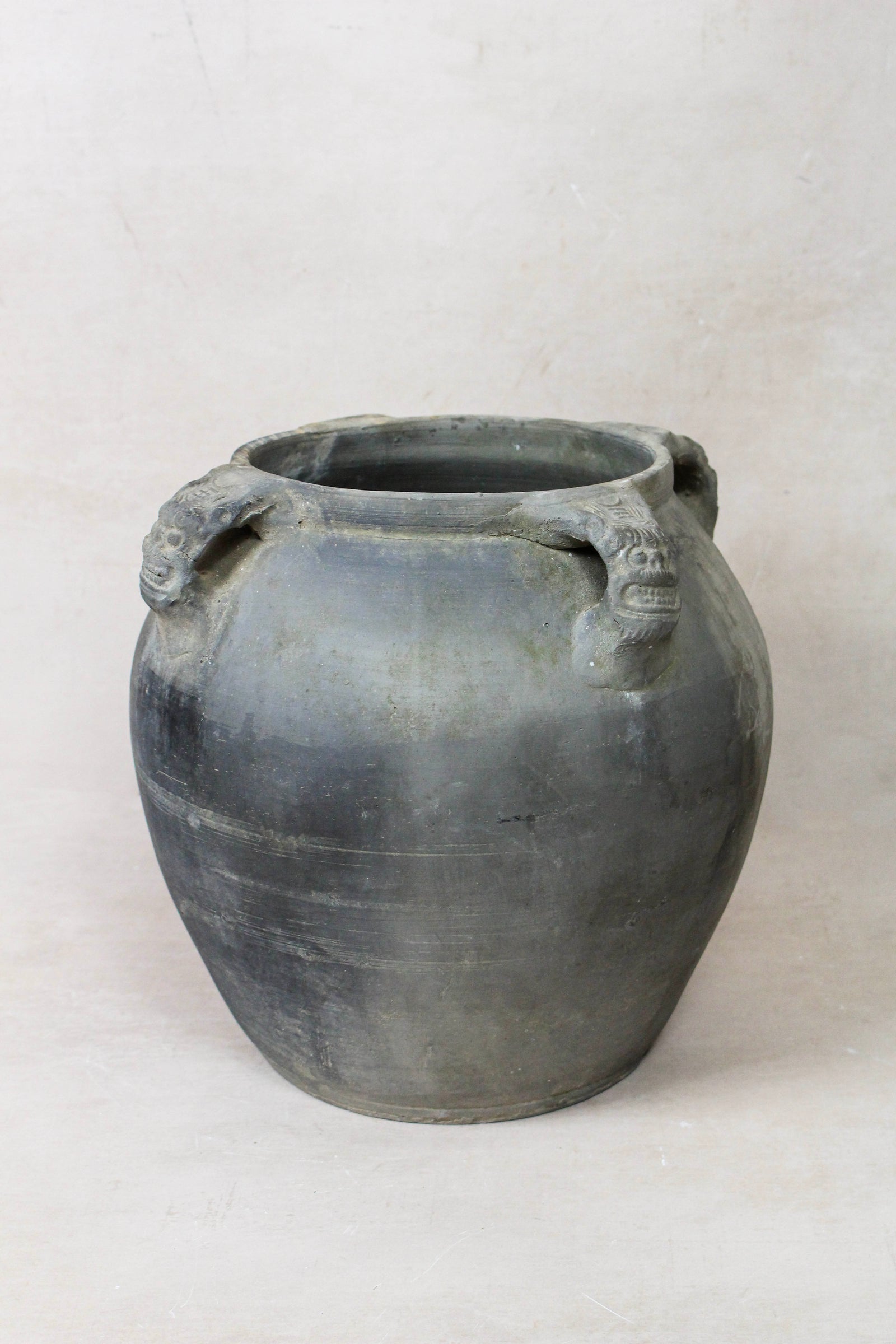 Vintage Lion Ears Dark Pot - DE.26