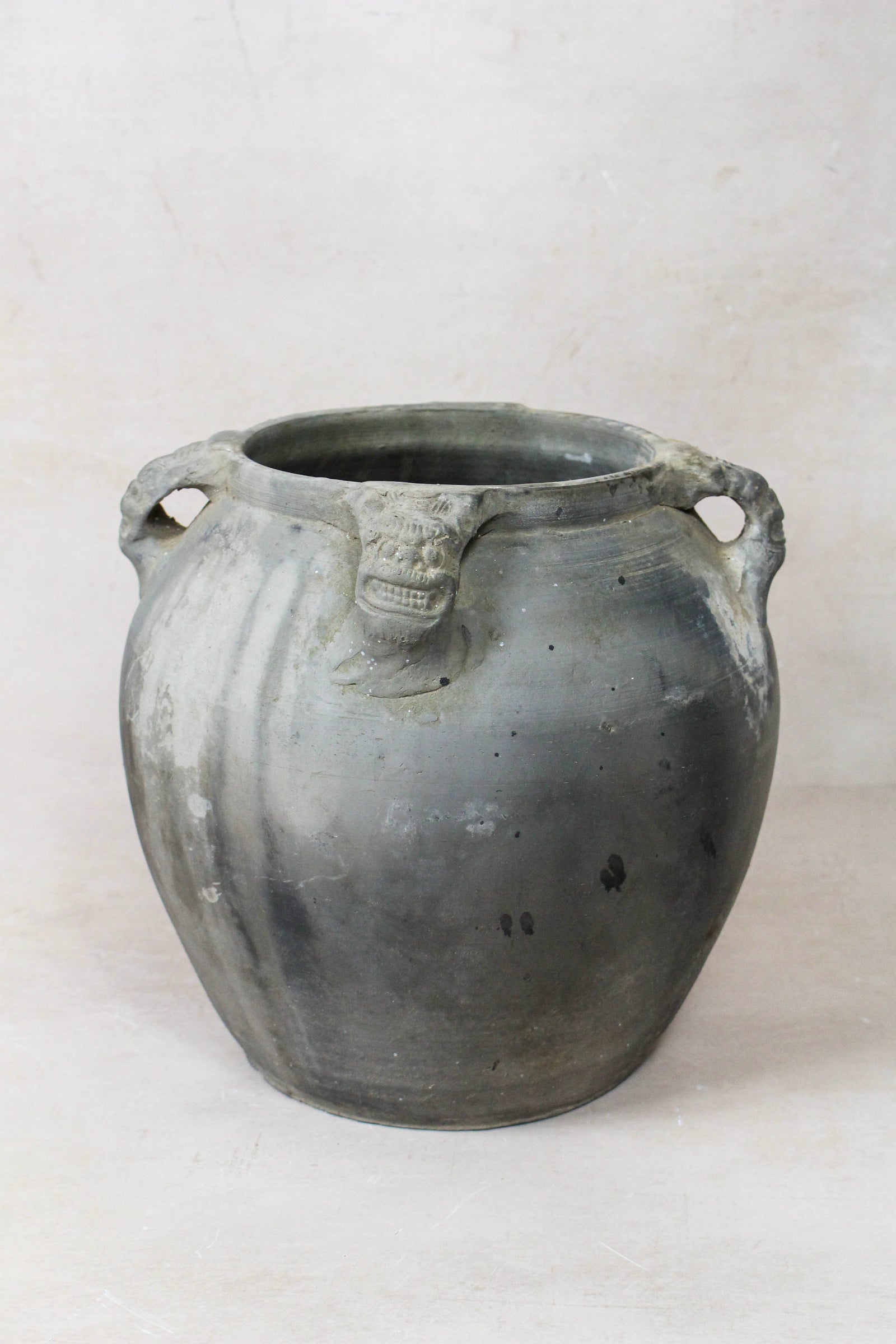 Vintage Lion Ears Dark Pot - DE.26