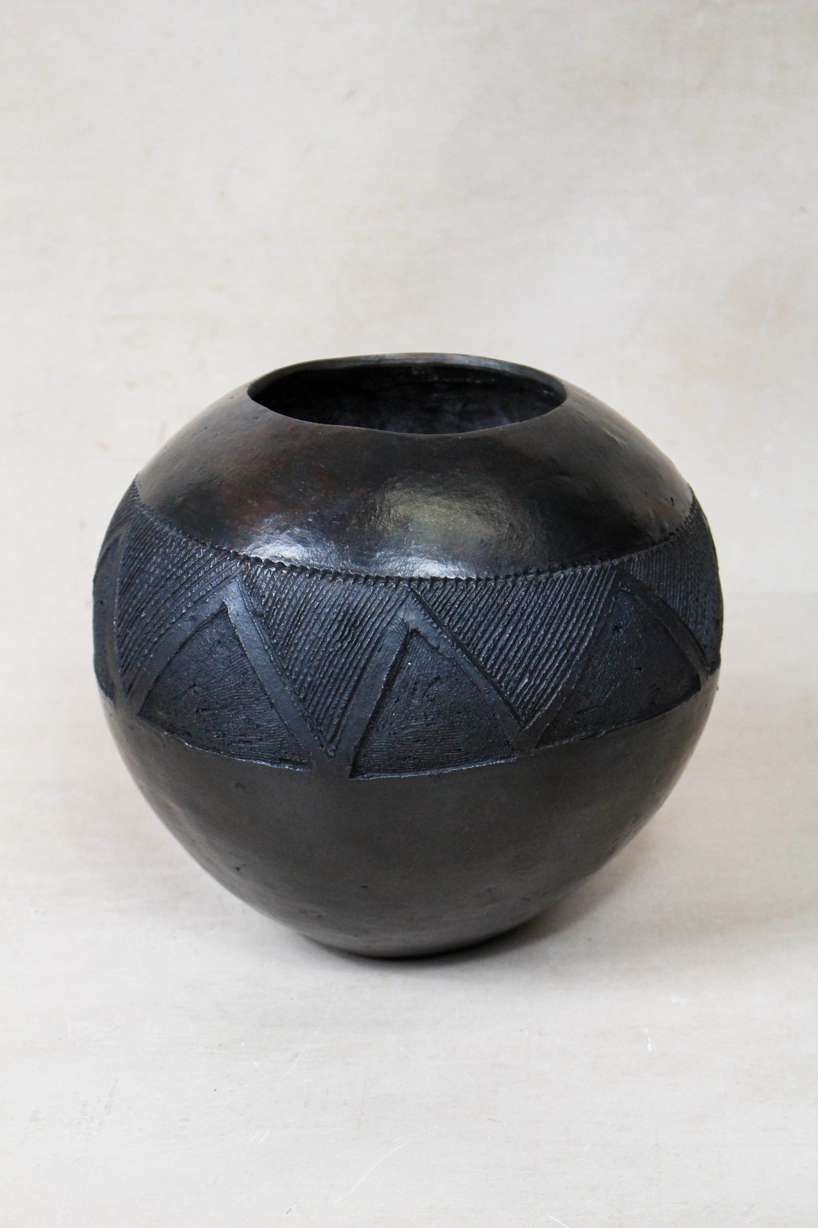 Hand-built Zulu beer pot in pit-fired clay, South Africa (6.13)
