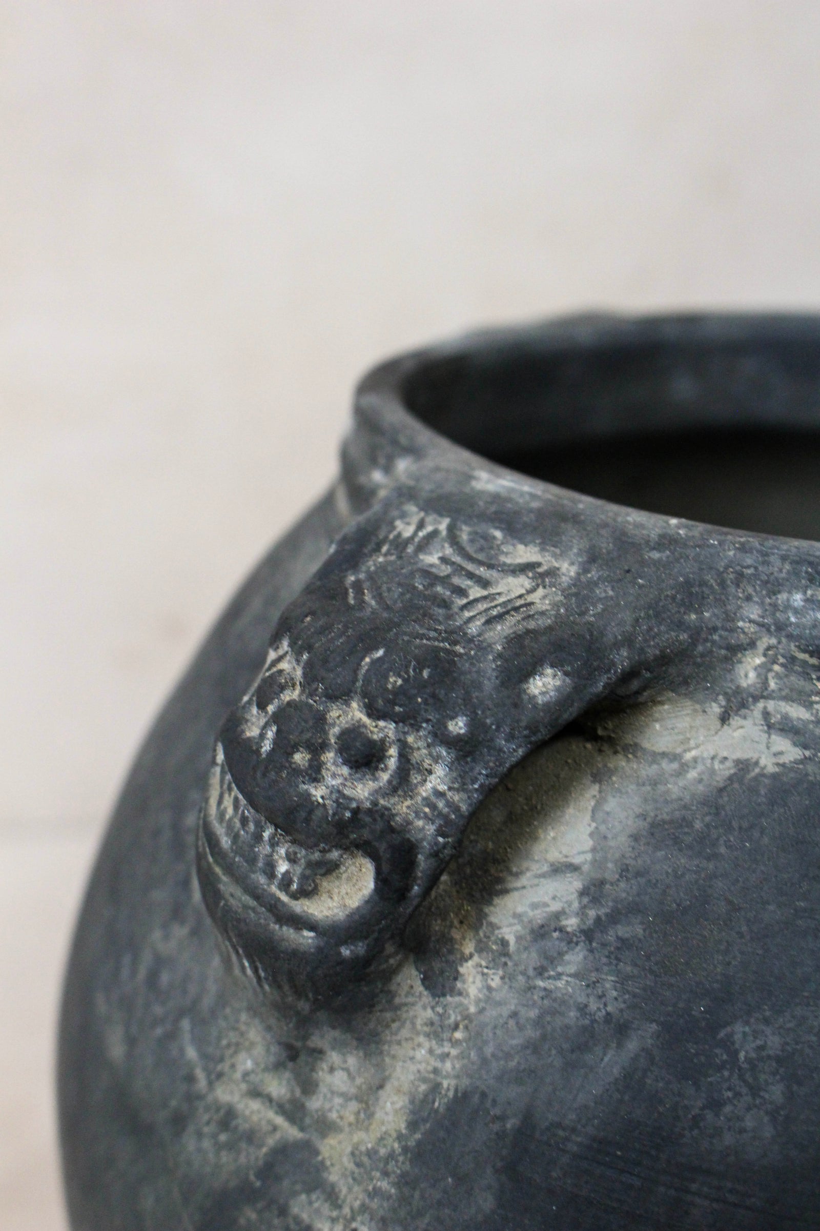 Vintage Lion Ears Dark Pot - DE.28