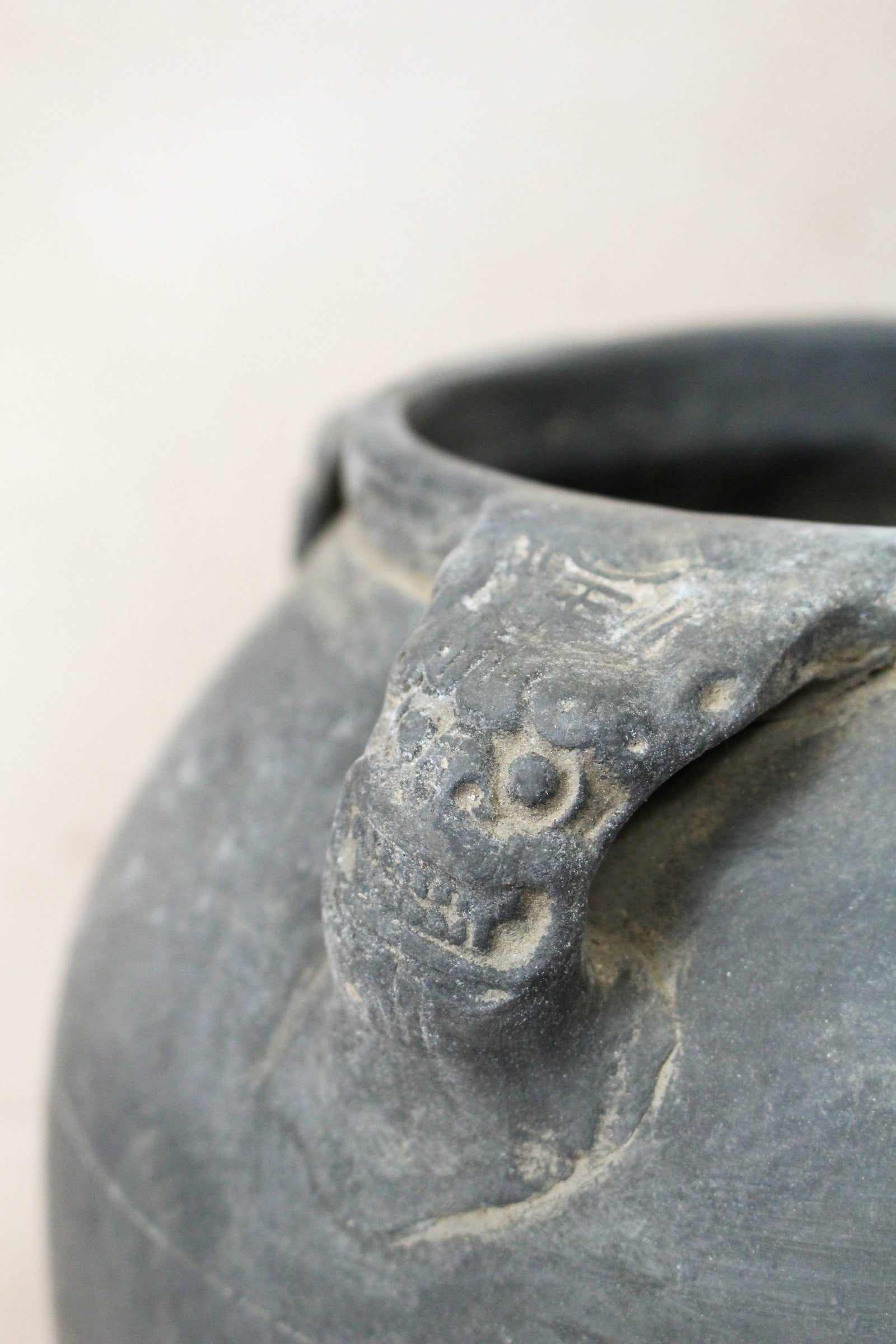 Vintage Lion Ears Dark Pot - DE.31