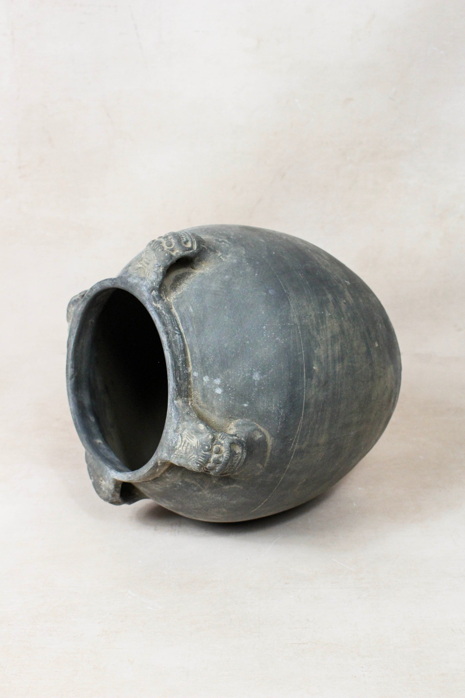 Vintage Lion Ears Dark Pot - DE.31