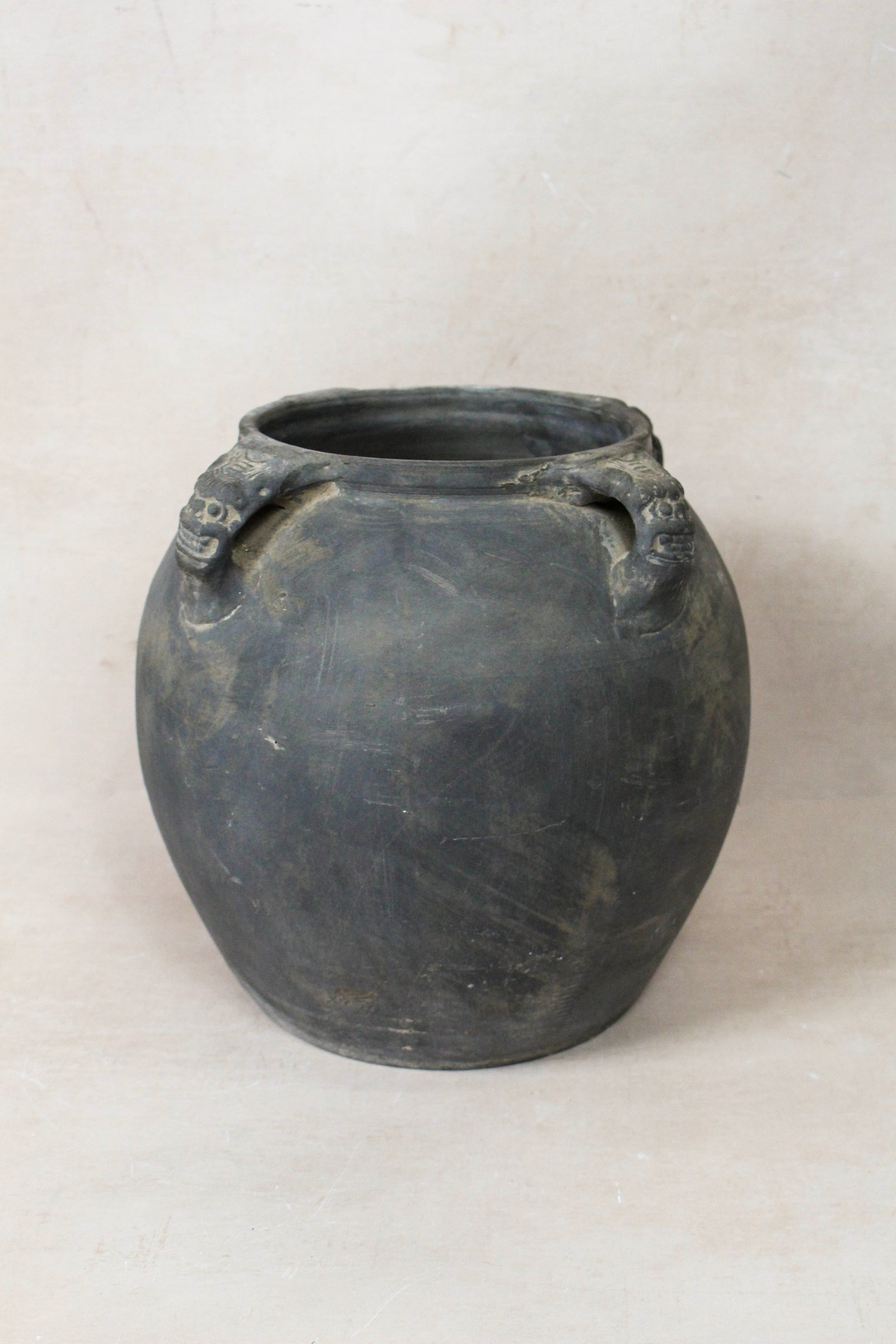 Vintage Lion Ears Dark Pot - DE.32