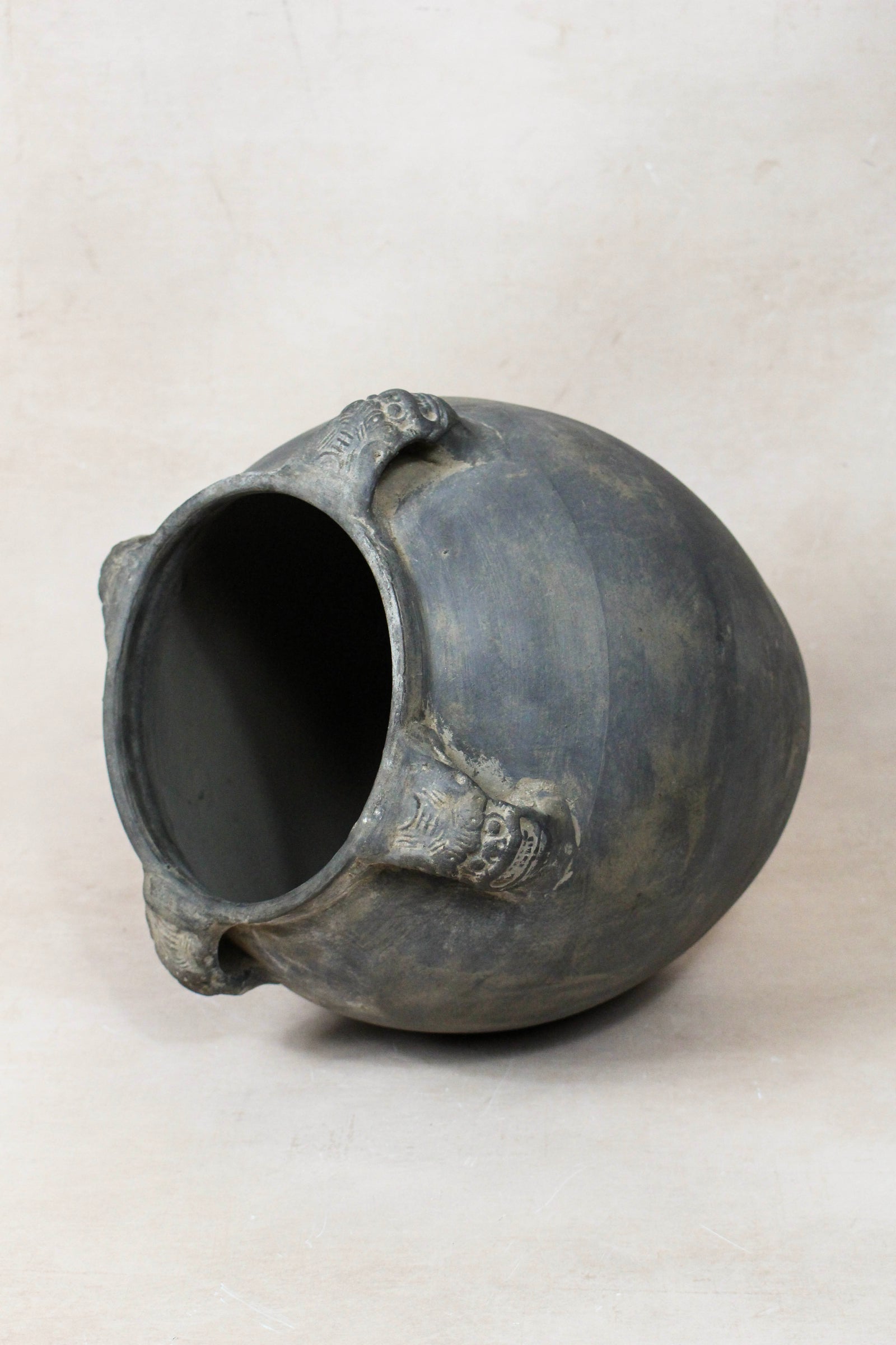 Vintage Lion Ears Dark Pot - DE.32