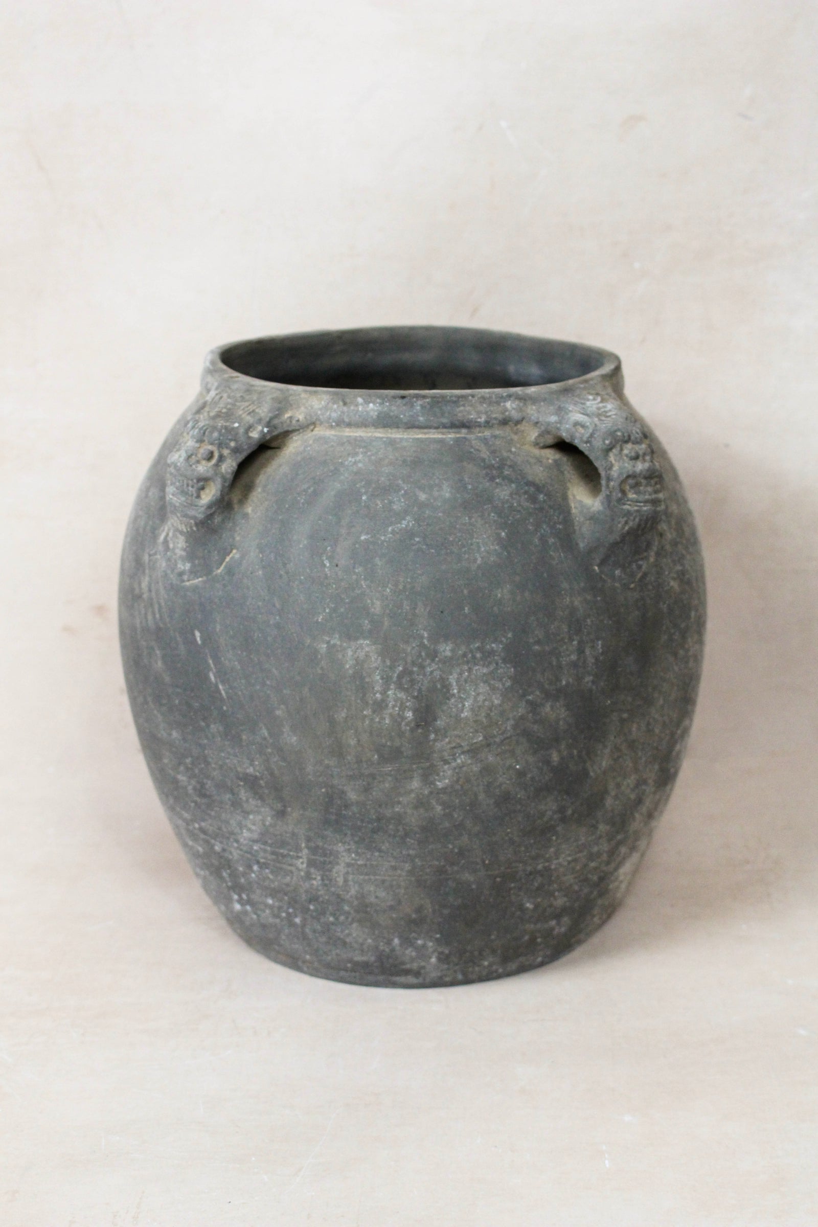 Vintage Lion Ears Dark Pot - DE.33