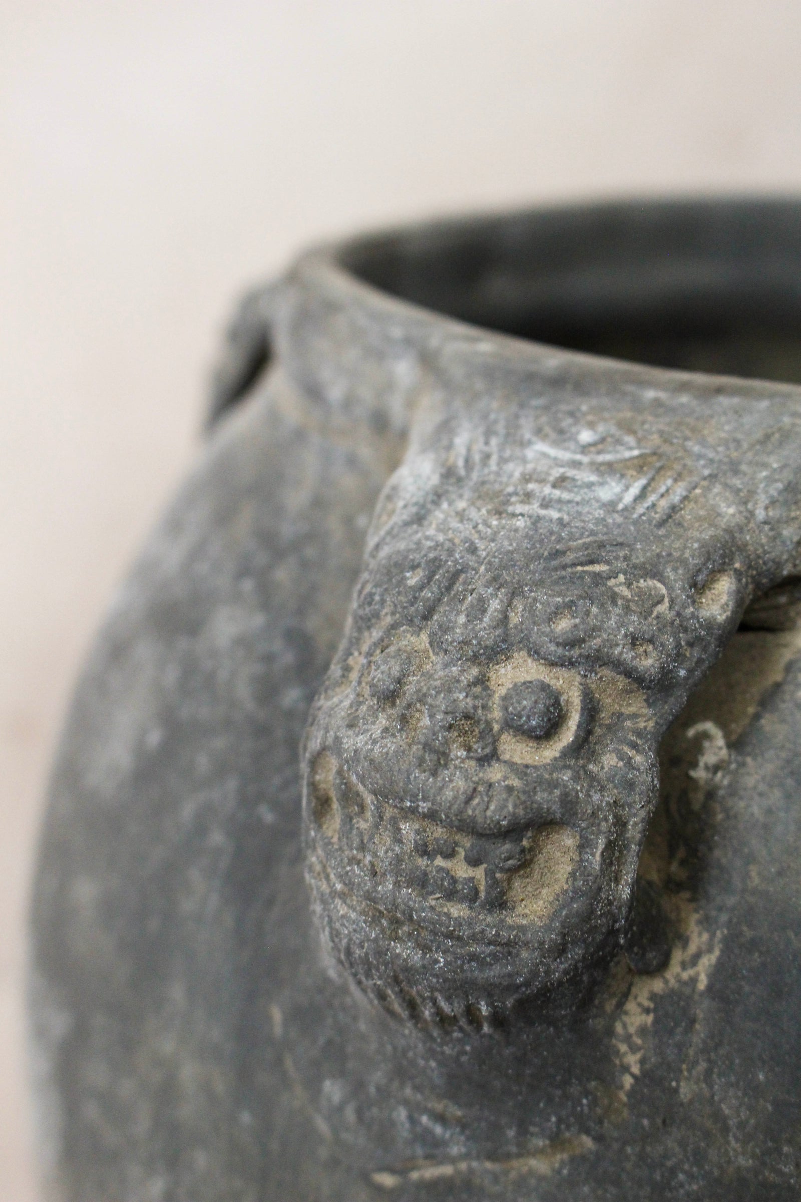 Vintage Lion Ears Dark Pot - DE.33