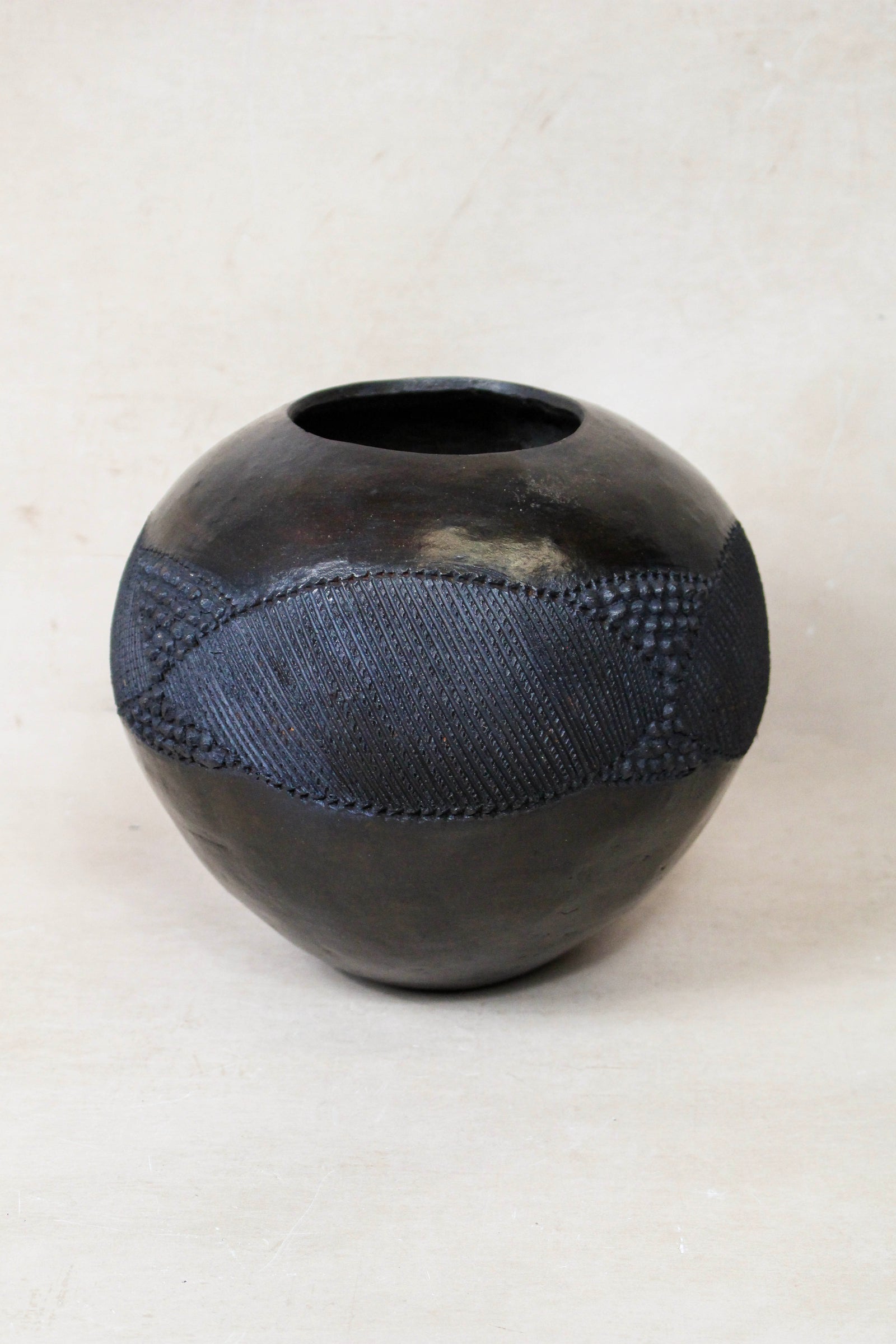 Zulu beer pot — side view
