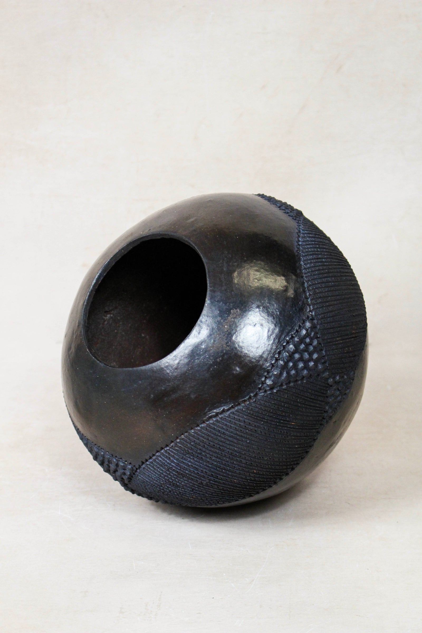 Zulu beer pot — view of the opening
