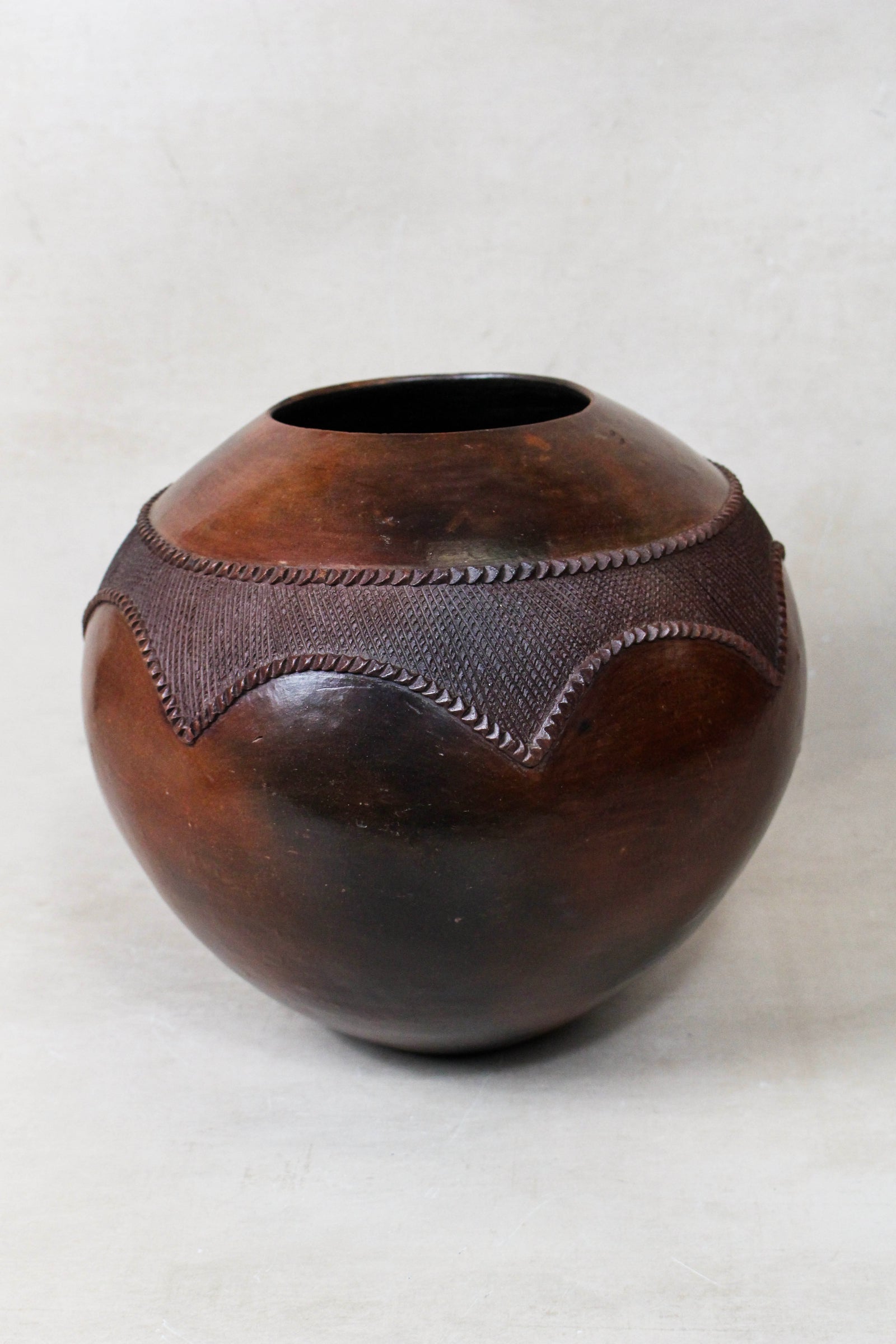 Large hand-built Zulu beer pot in pit-fired clay, South Africa (166.1)