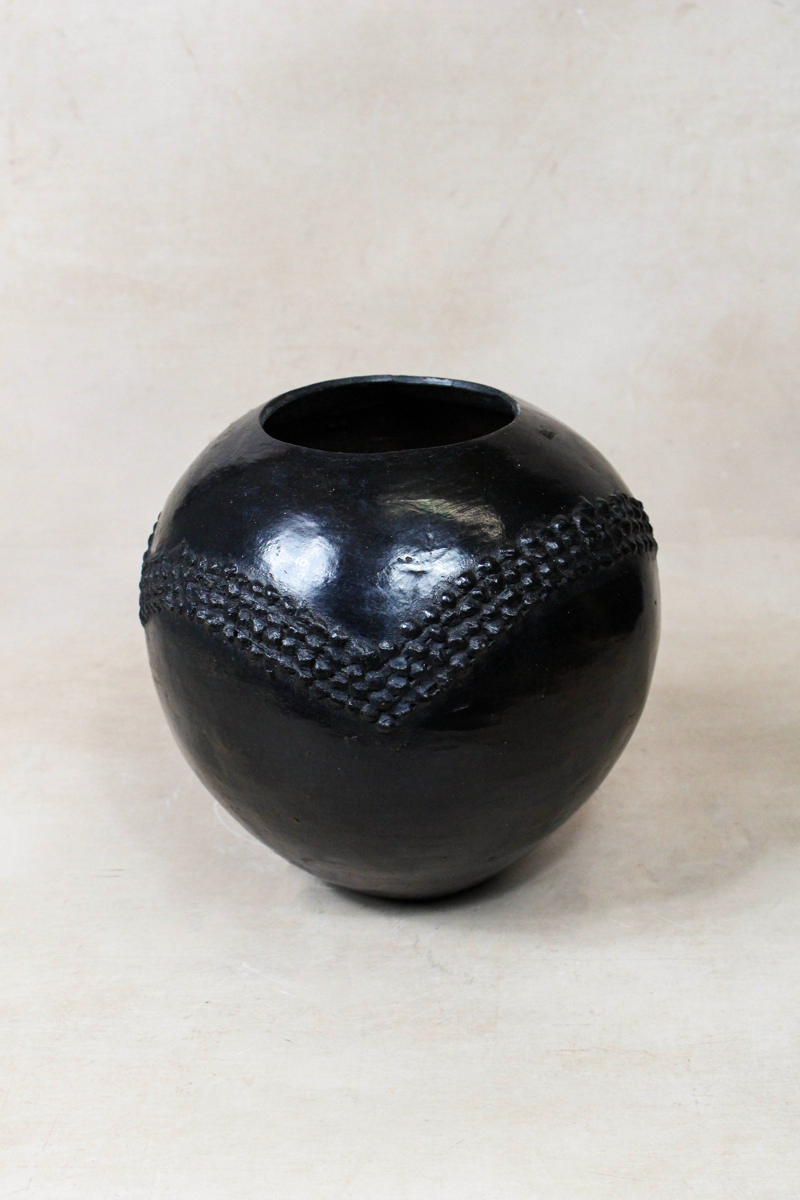 Hand-built Zulu beer pot in pit-fired clay, South Africa (14.1)