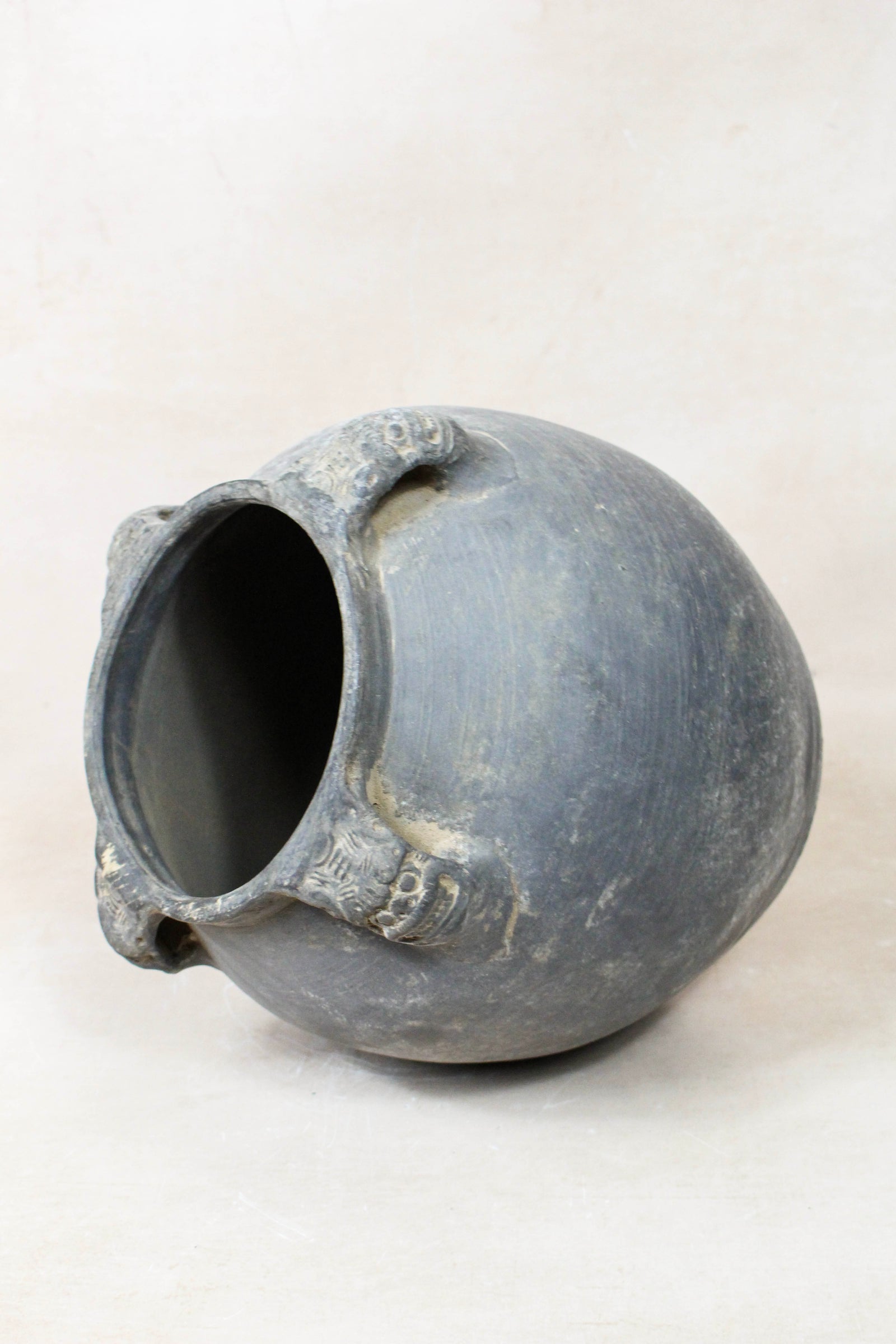 Vintage Lion Ears Dark Pot - DE.36