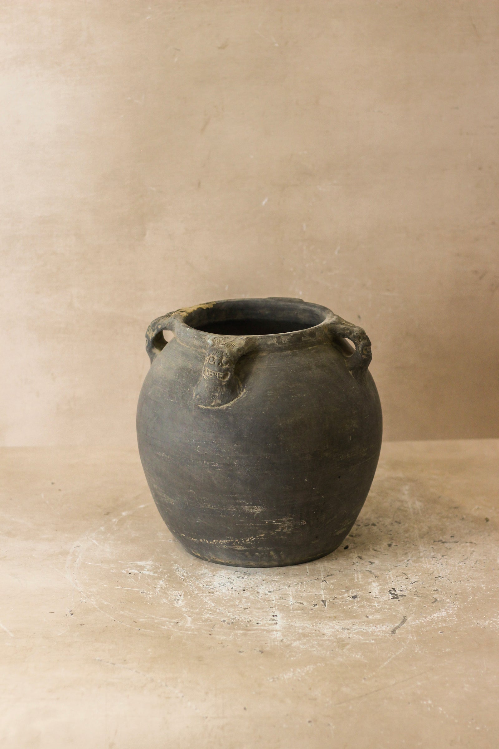 Vintage Lion Ears Dark Pot - De4.7