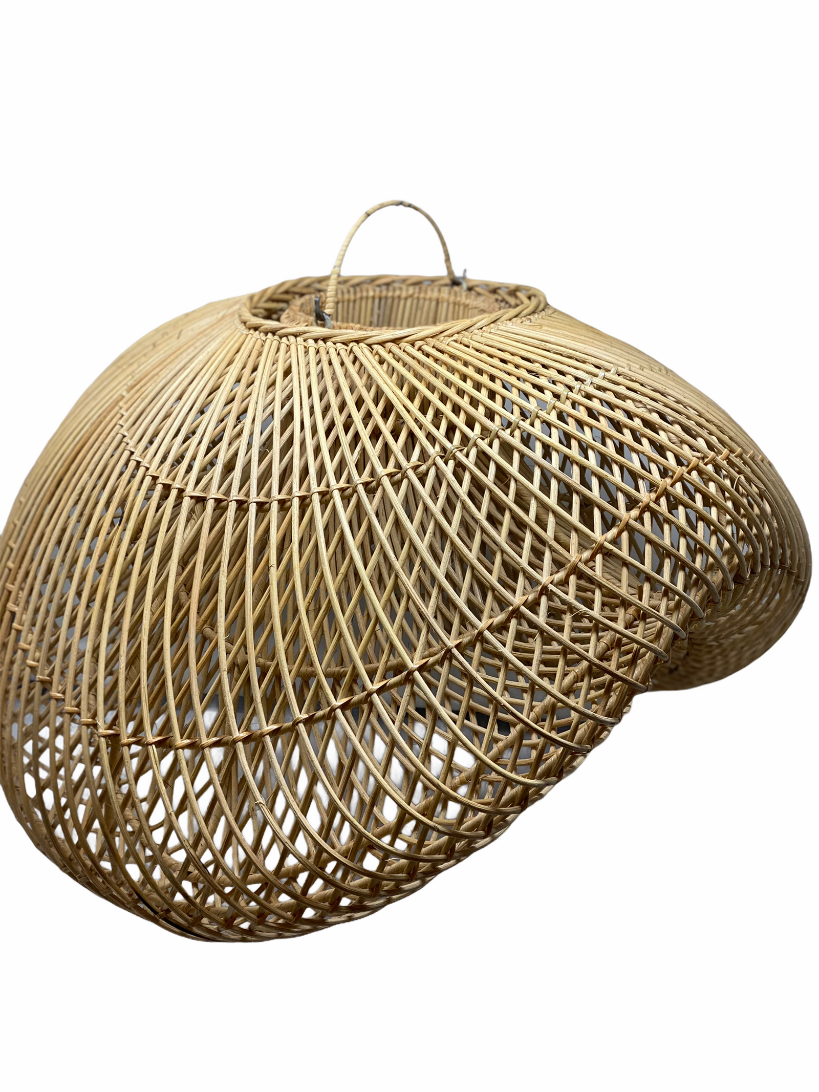 Rattan clam shell pendant - L — detail view
