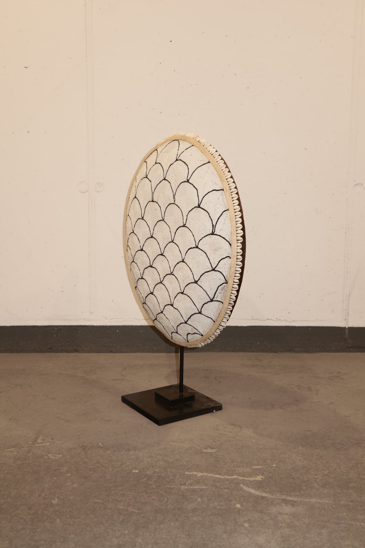 Cameroon Beaded Shield - L - 55cm Black & White 01