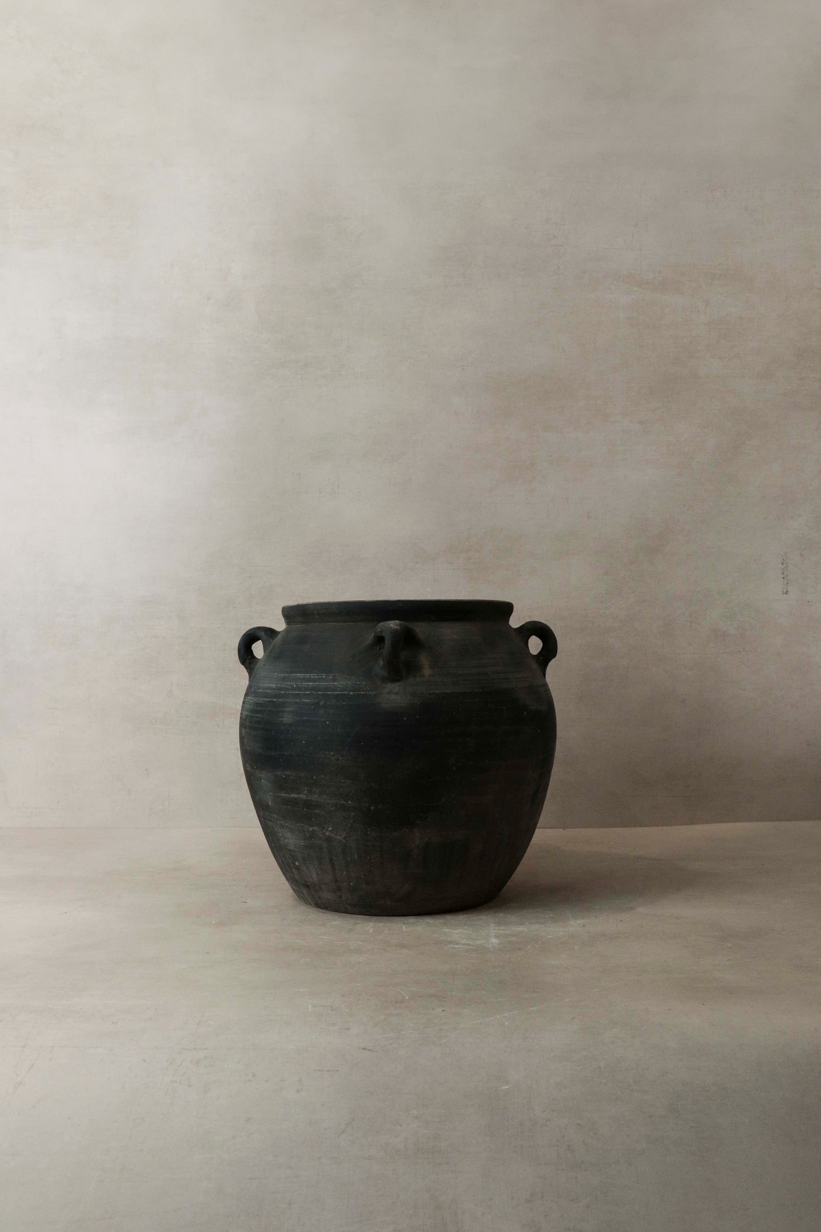 Vintage Dark pot with ears - E4.3