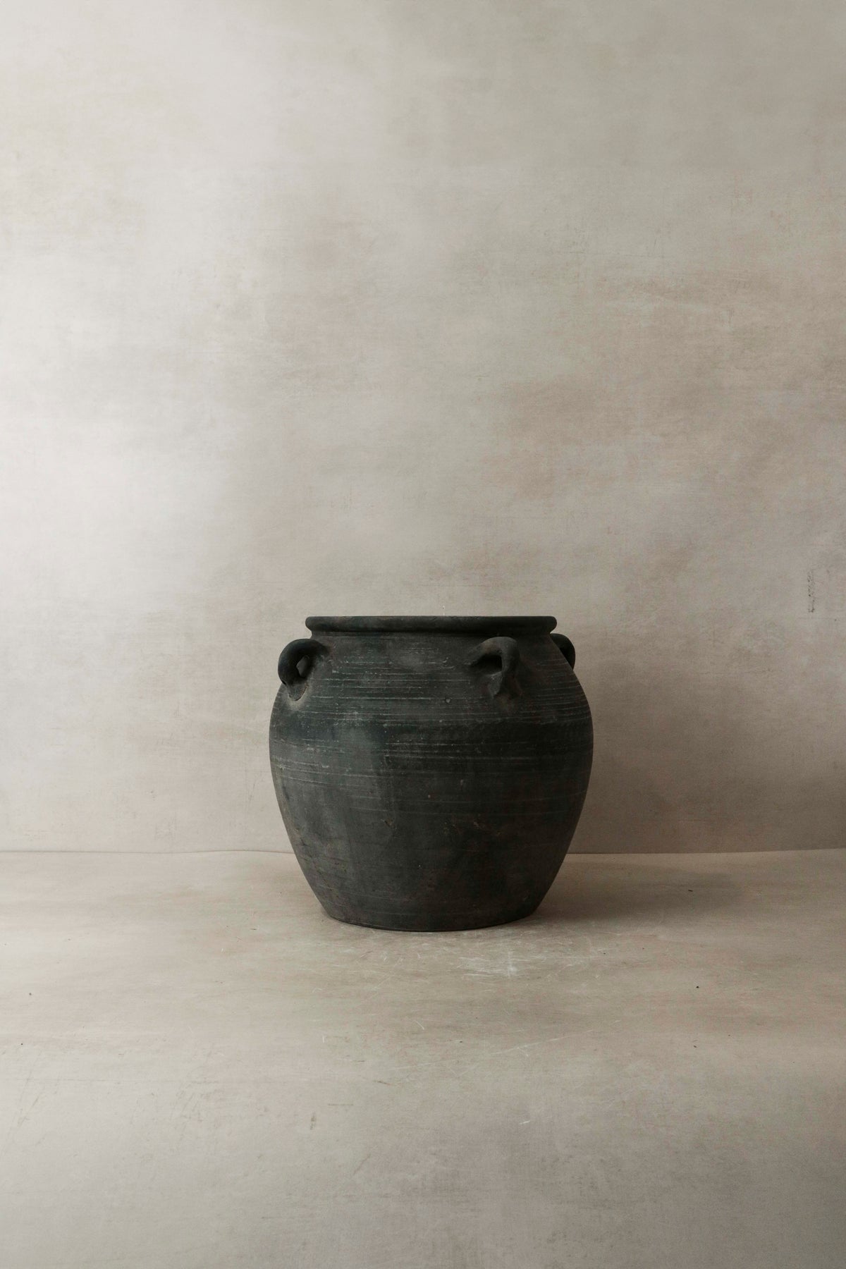 Vintage Dark pot with ears - E4.1