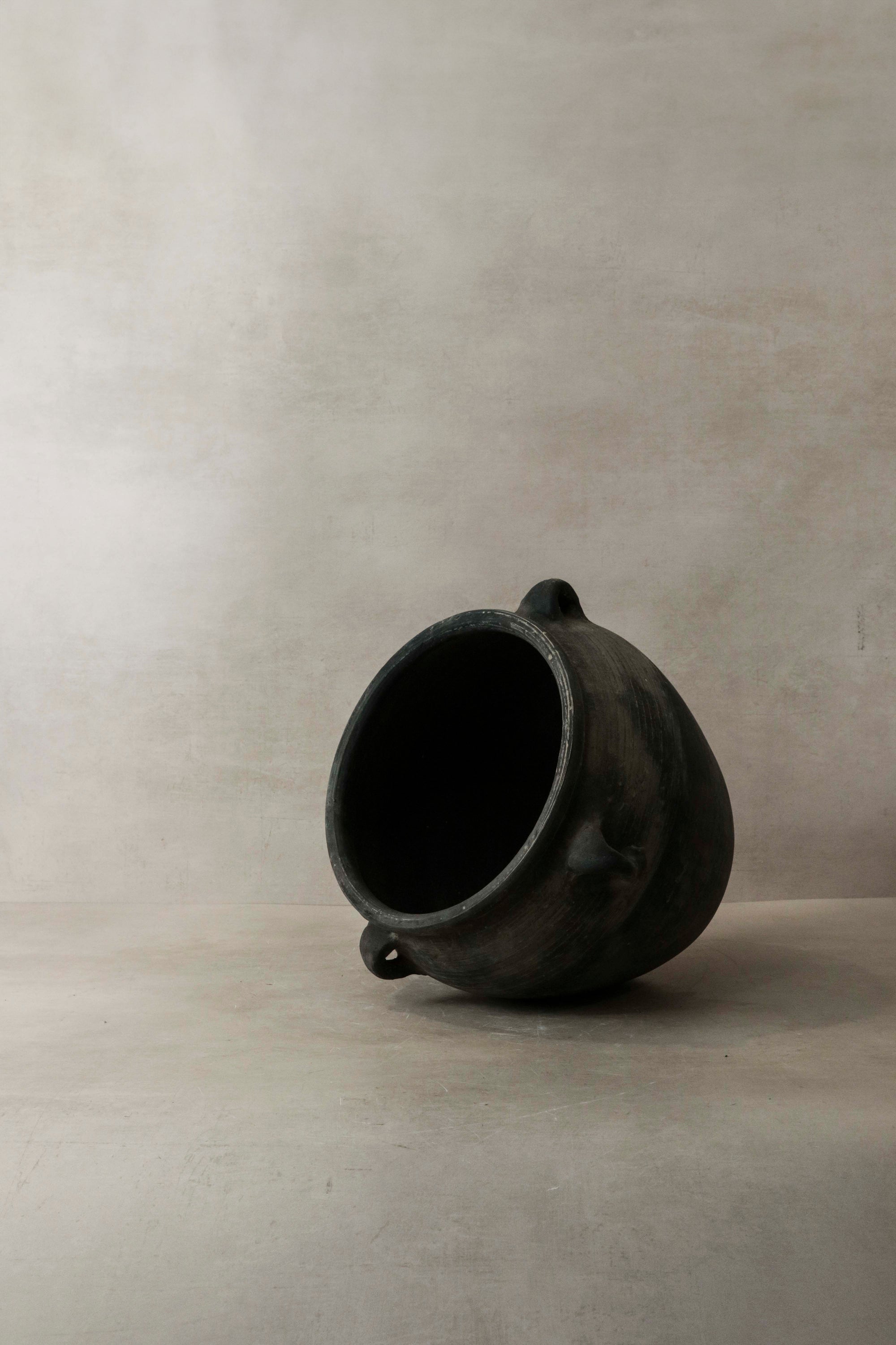 Vintage Dark pot with ears - E4.2