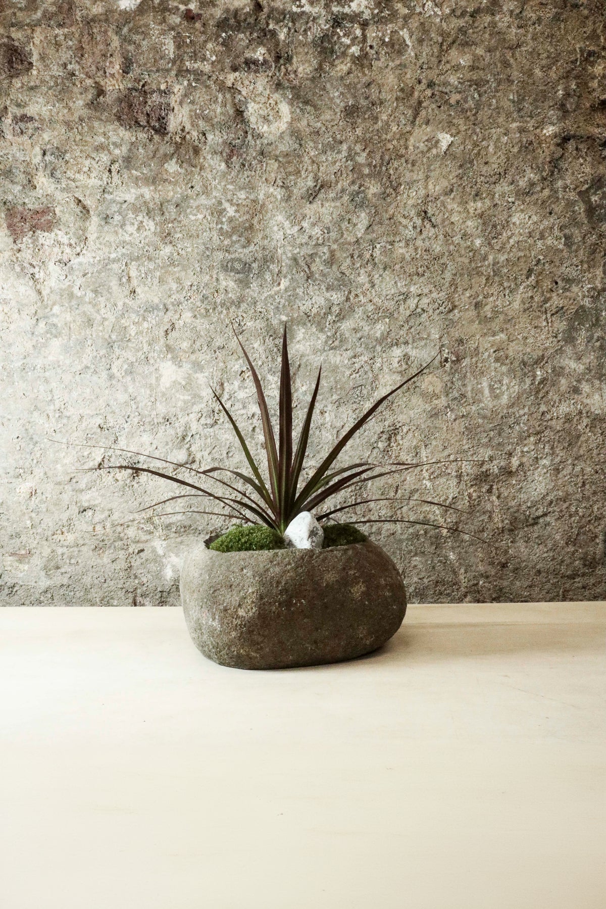Indo riverstone planter — detail of the natural stone