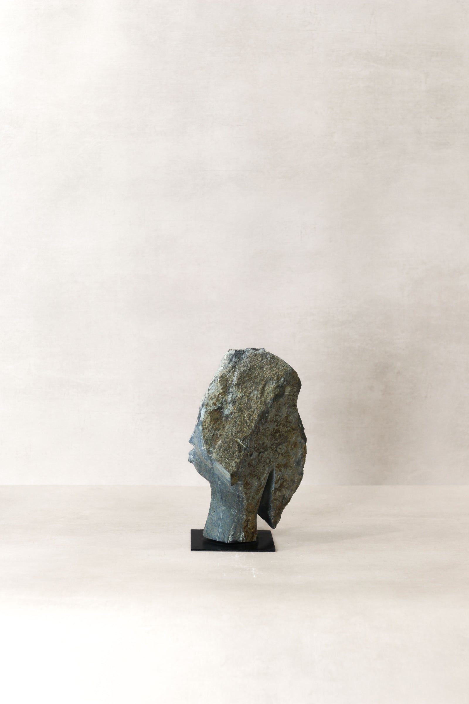 Stone head sculpture by Rizimu Chiwawa Zimbabwe (3006)