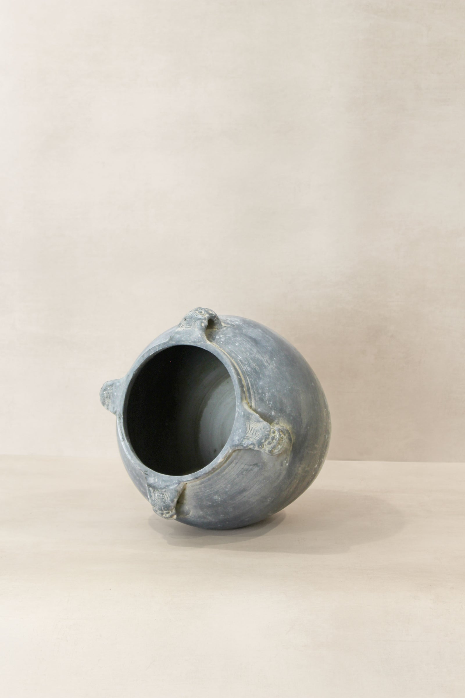 Vintage Lion Ears Dark Pot - De01