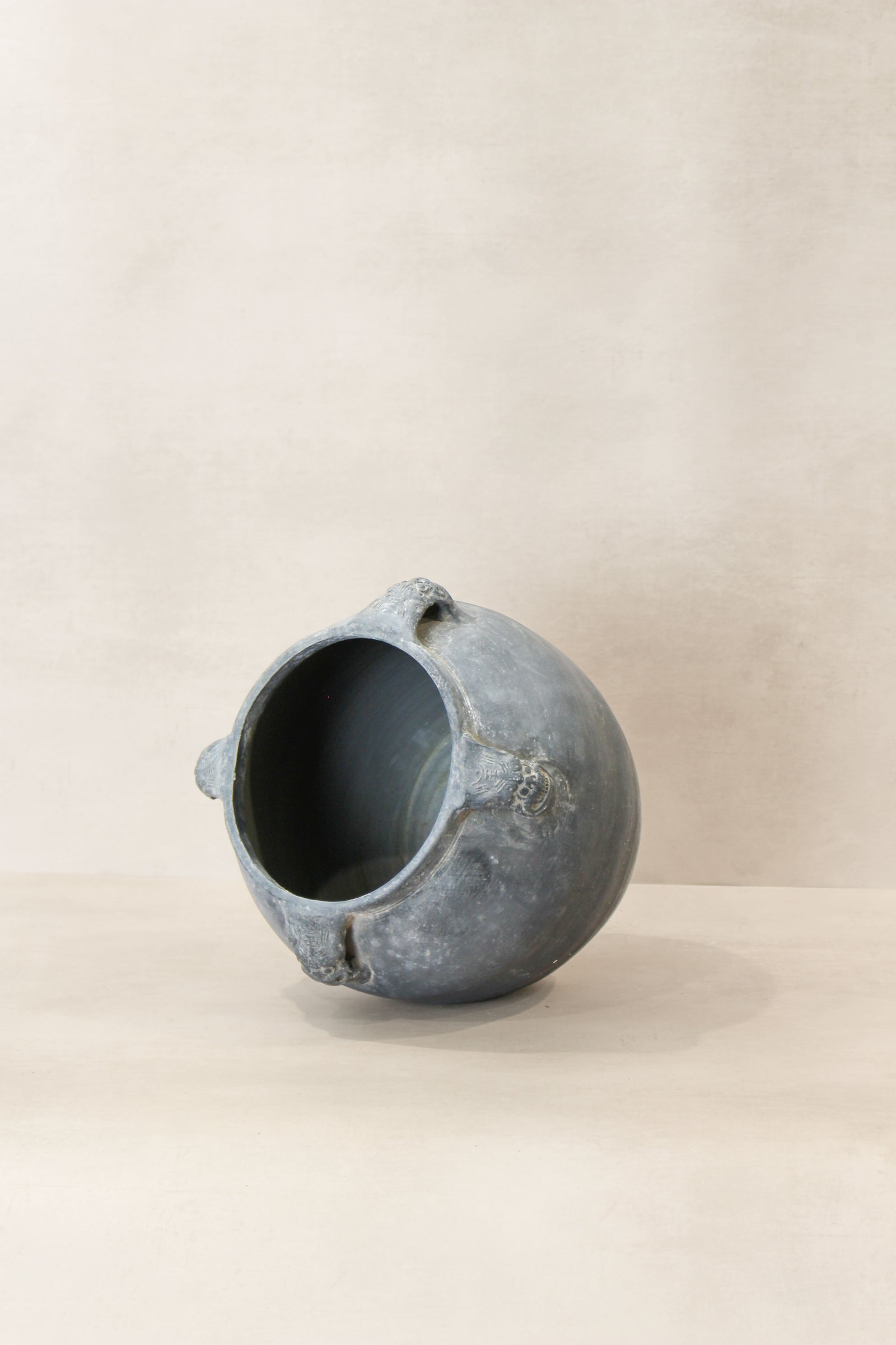 Vintage Lion Ears Dark Pot - De02