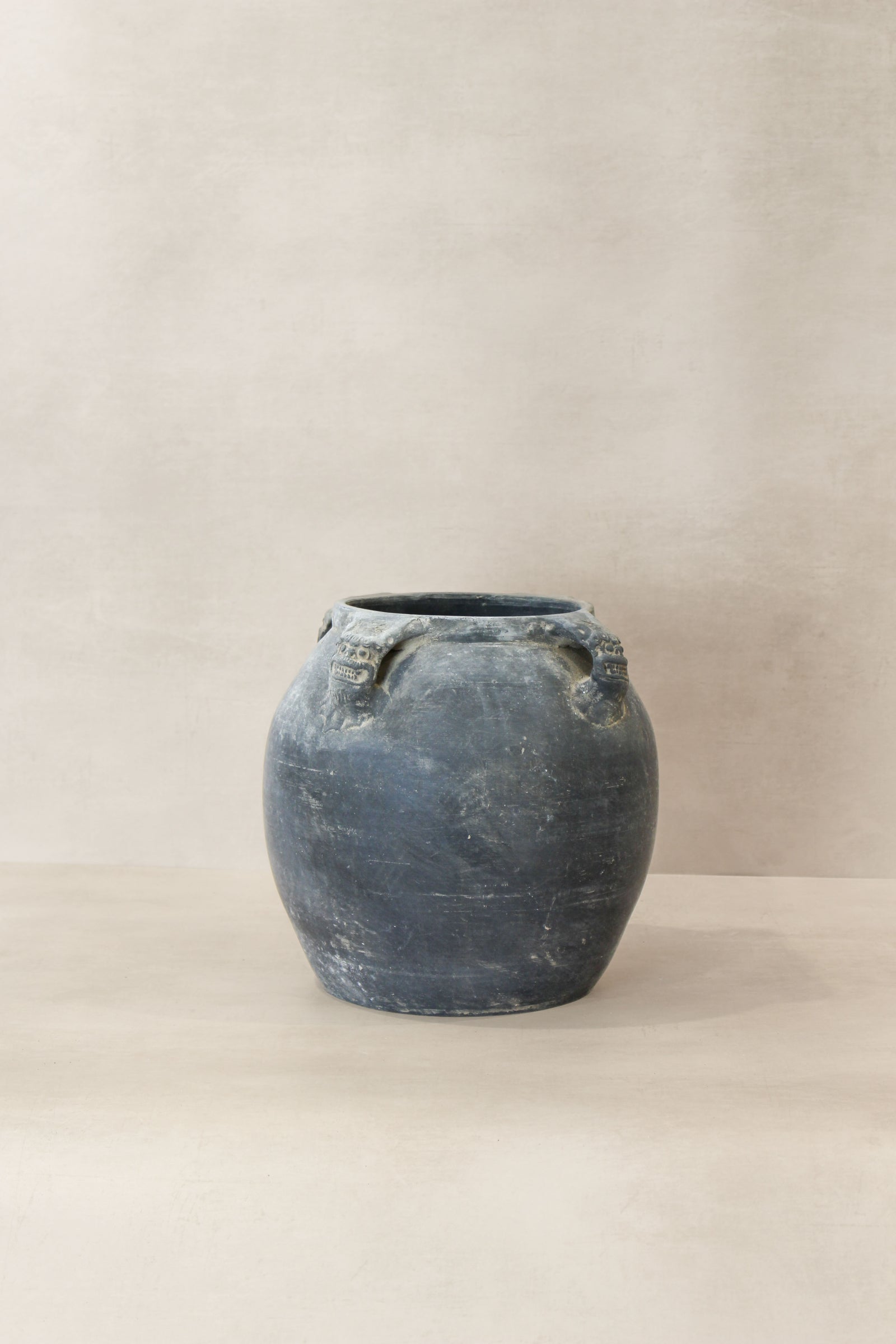 Vintage Lion Ears Dark Pot - De04