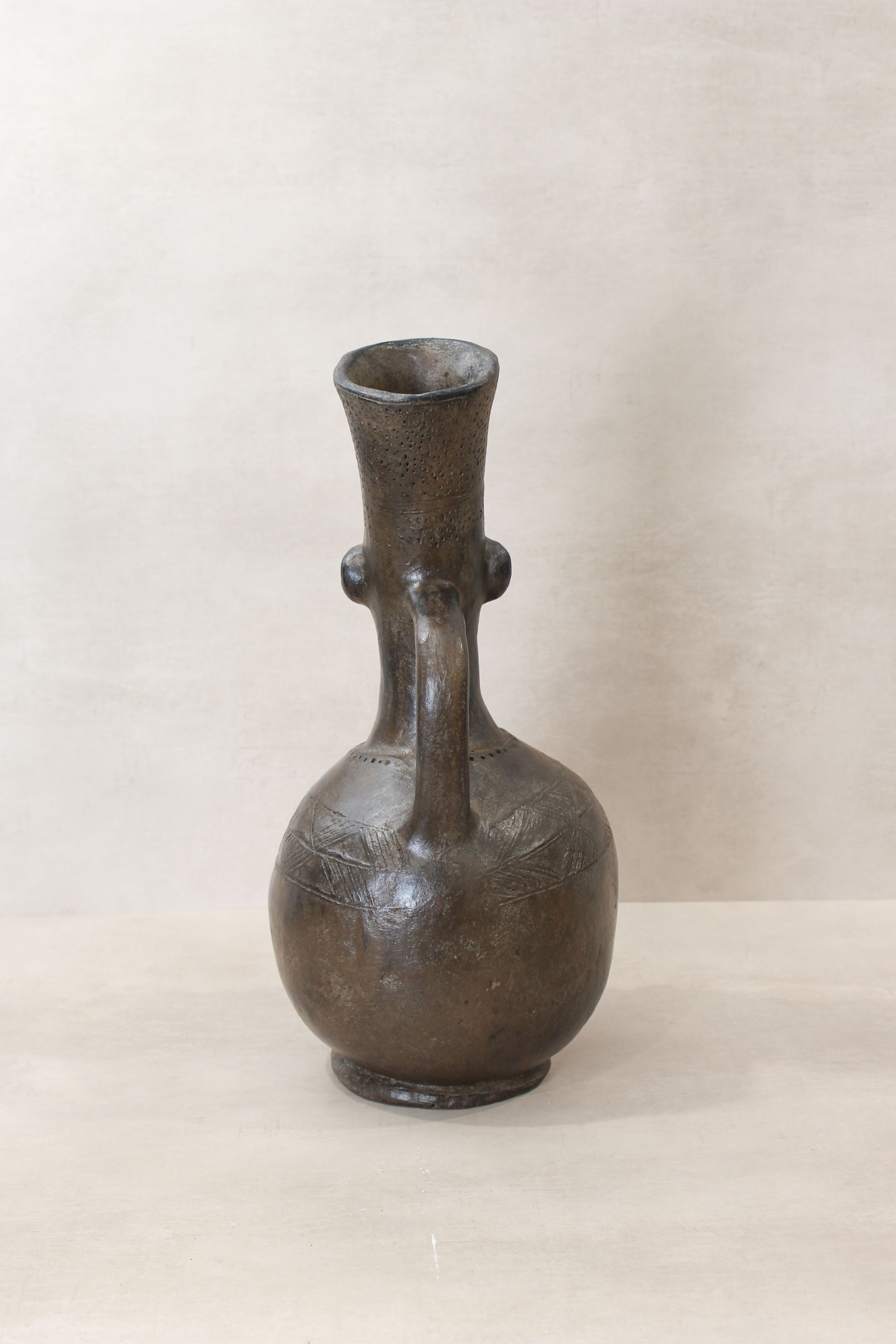 Mangbetu figural clay pot 01