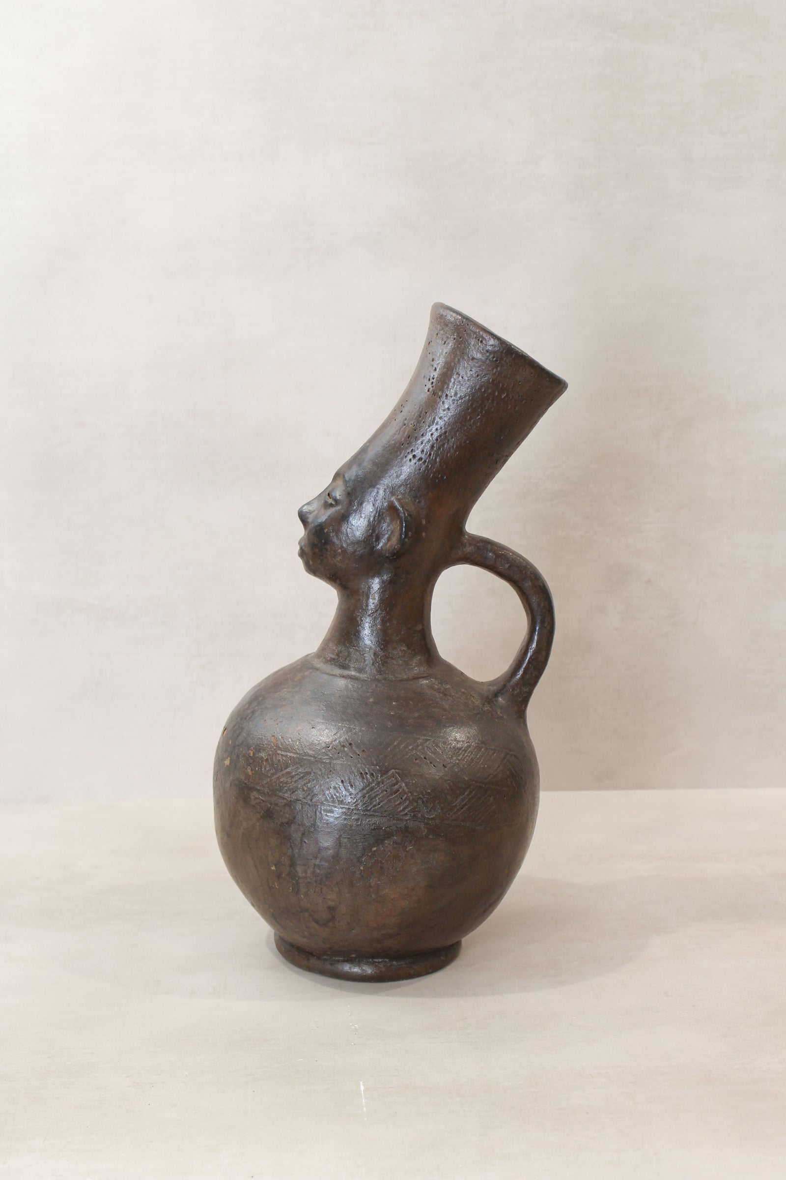 Mangbetu figural clay pot 02