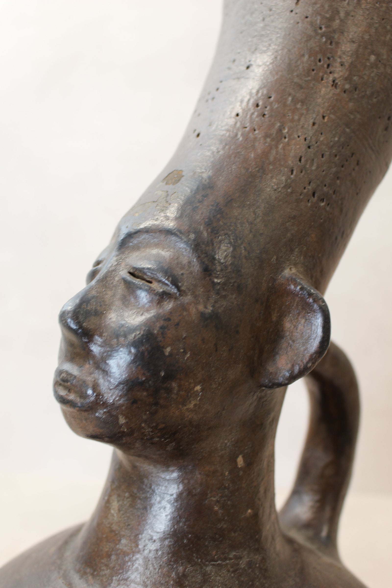 Mangbetu figural clay pot 02