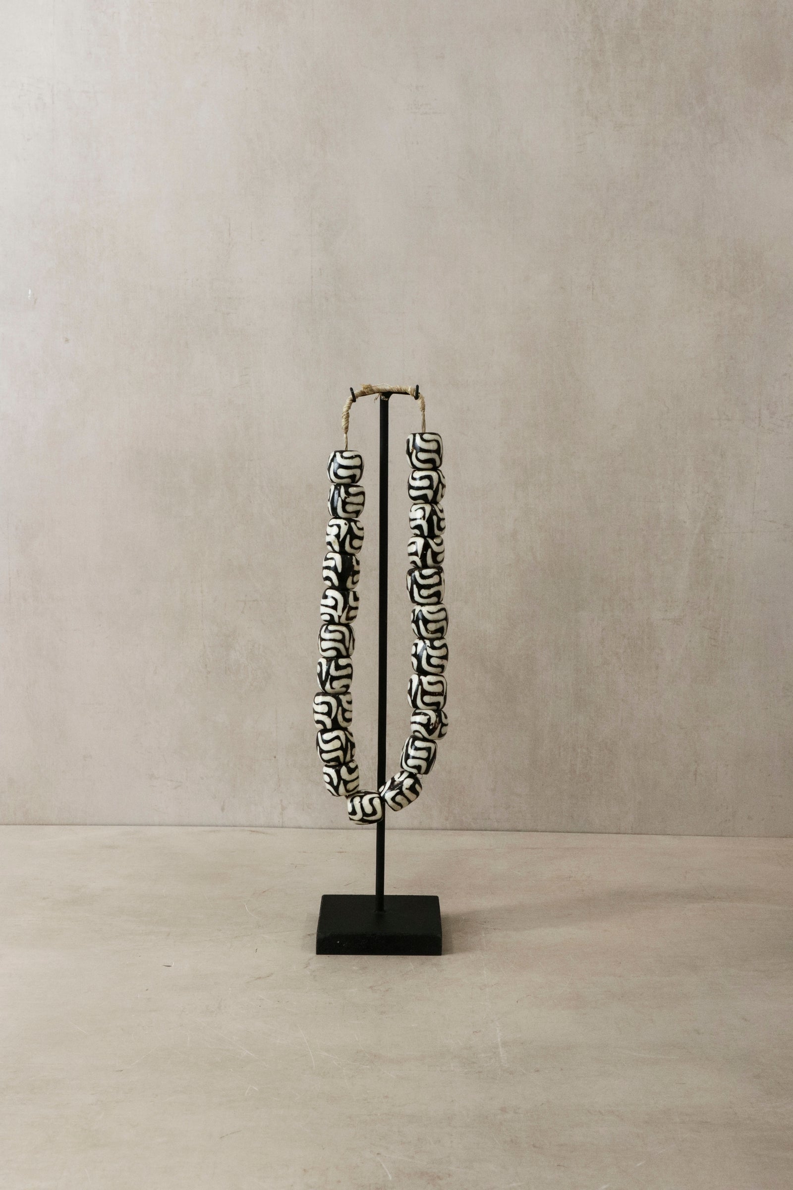 Kenya Beads Necklace - Flat beads black/white - 80.3