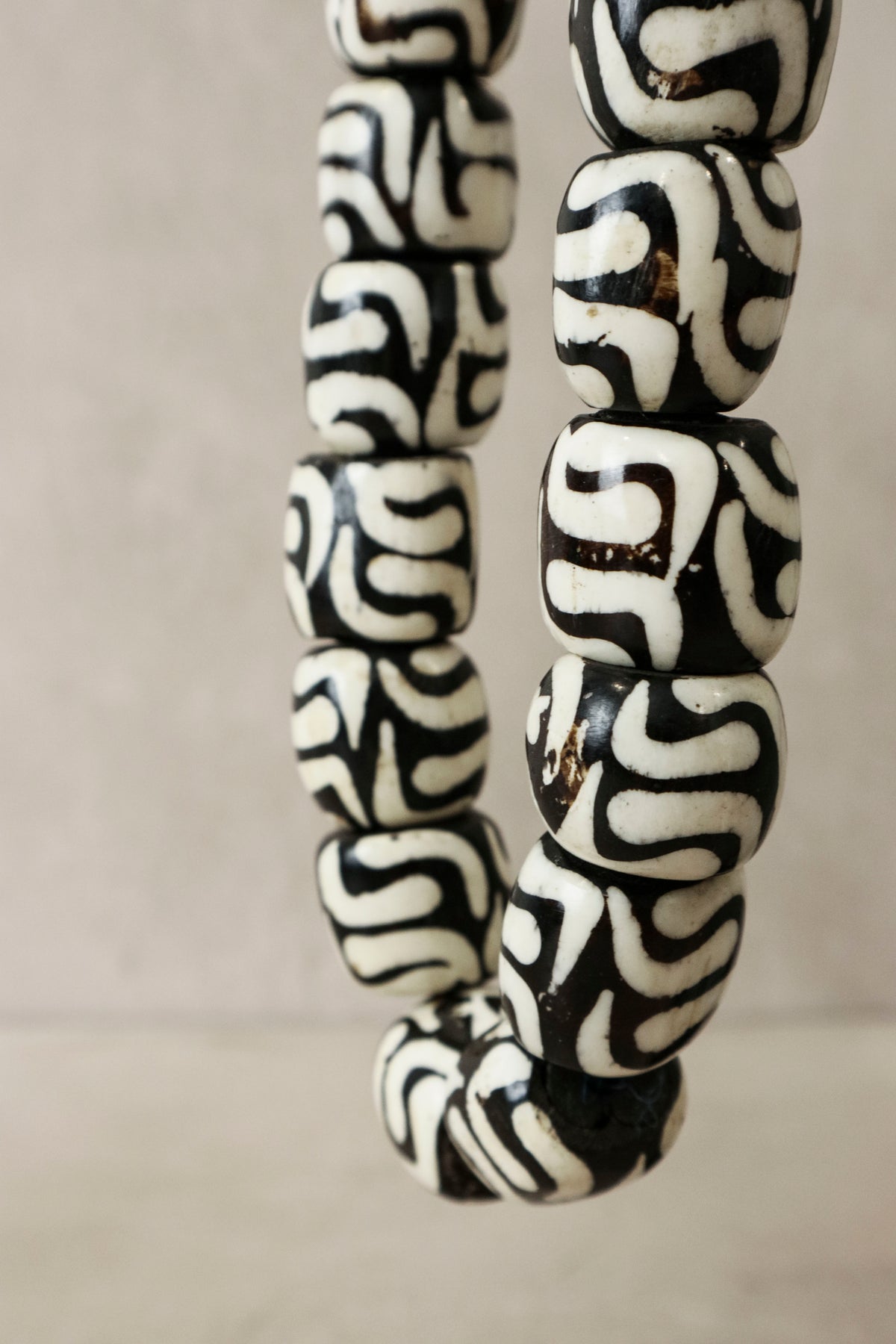 Kenya Beads Necklace - Flat beads black/white - 80.3