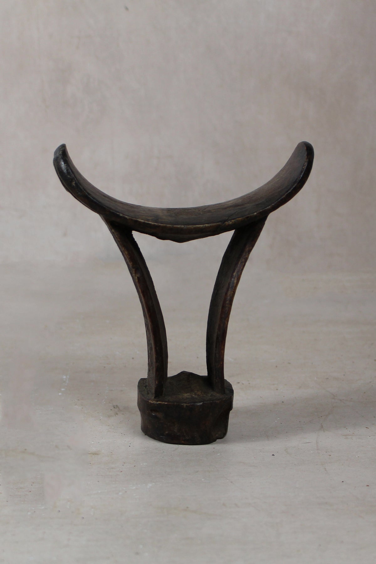 Vintage hand-carved Ethiopian wooden headrest in dark wood, sculptural African artefact (24.1)