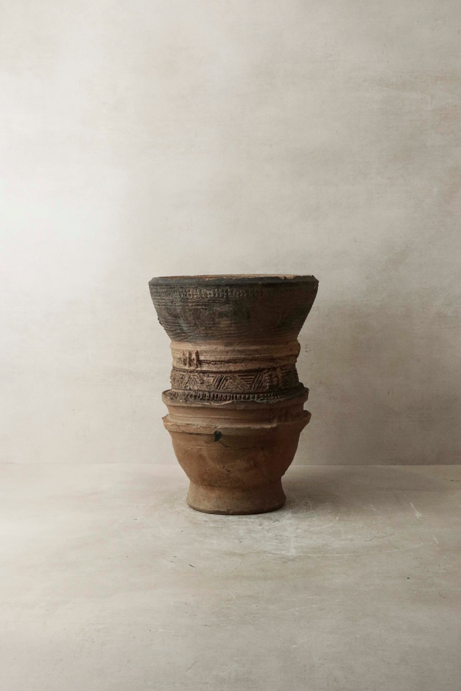 Terracotta Nupe pot stand — detail of the ringed trunk