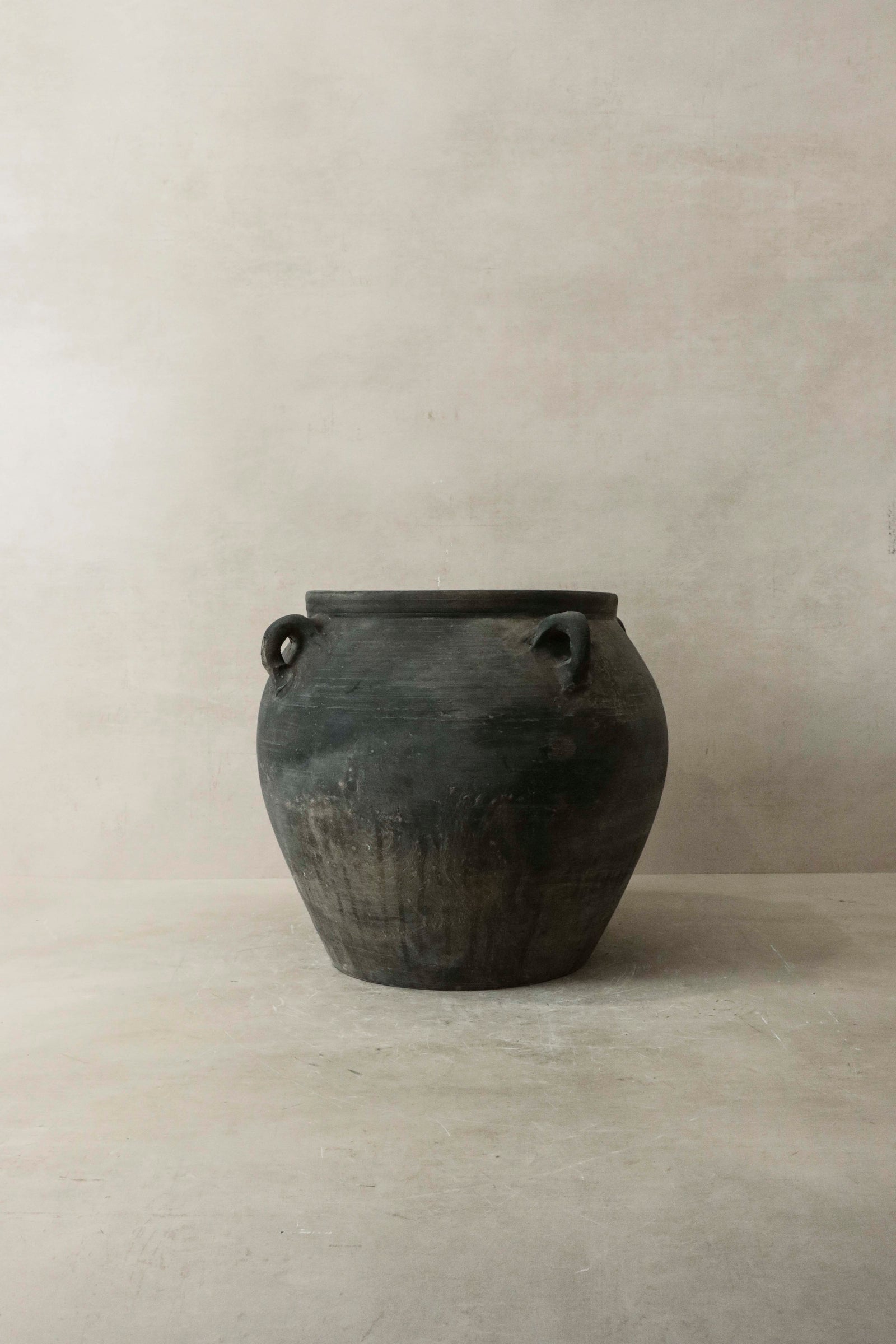 Vintage Dark pot with ears - E4.12