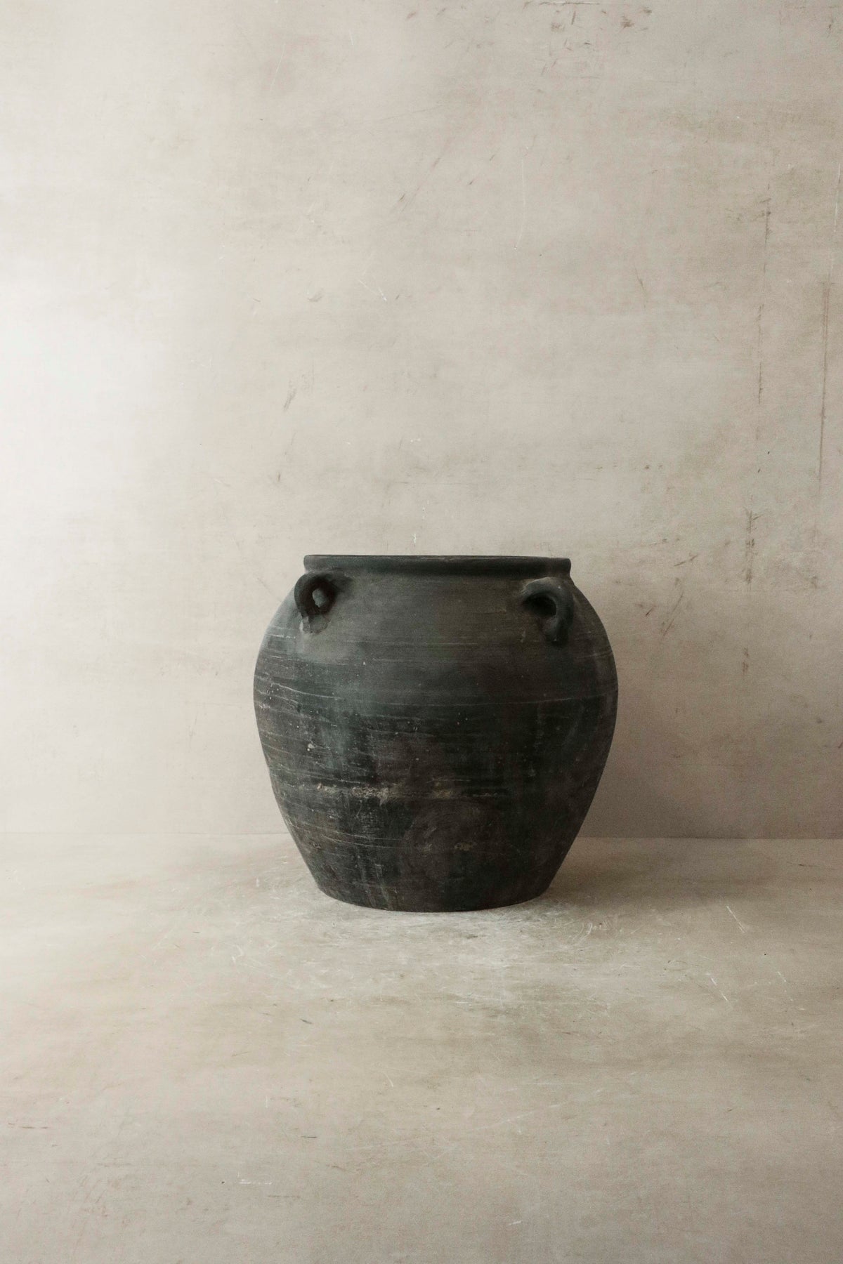 Vintage Dark pot with ears - E4.18