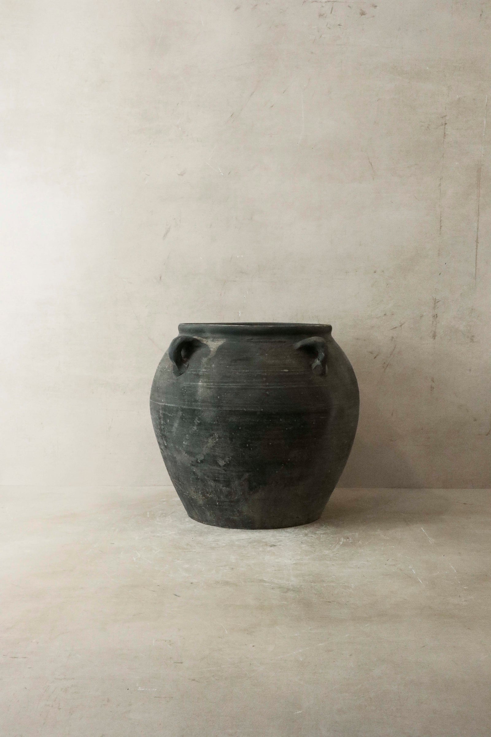 Vintage Dark pot with ears - E4.18