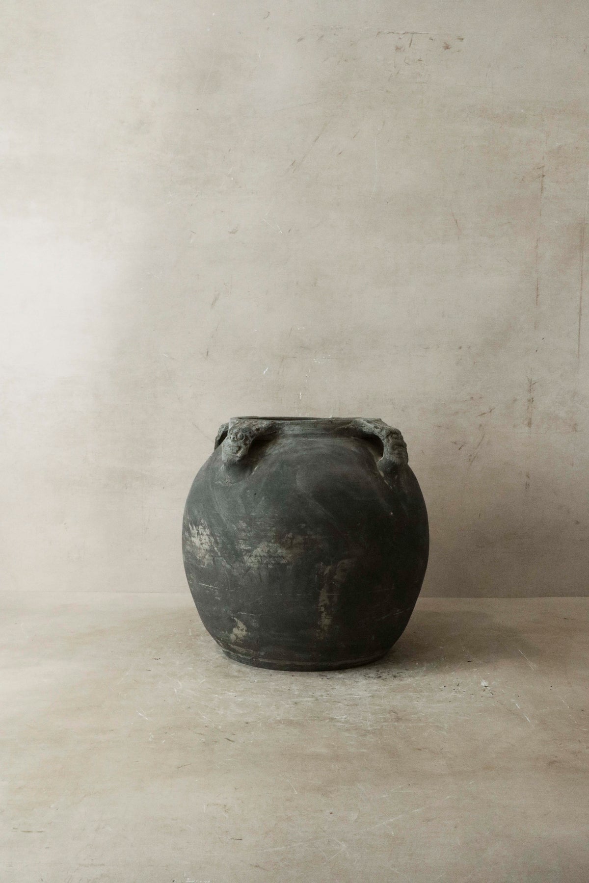 Vintage Lion Ears Dark Pot - De4.3