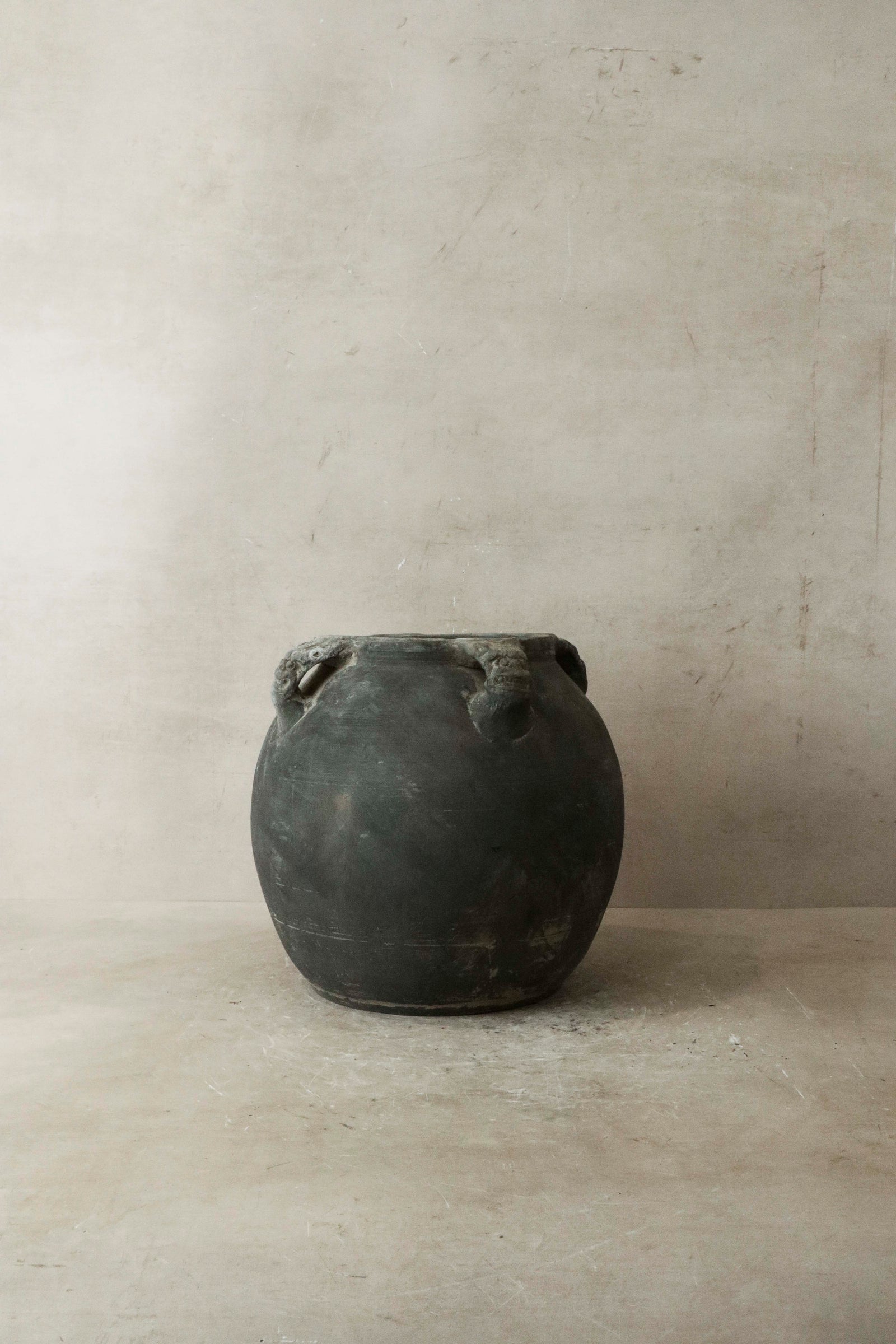 Vintage Lion Ears Dark Pot - De4.3